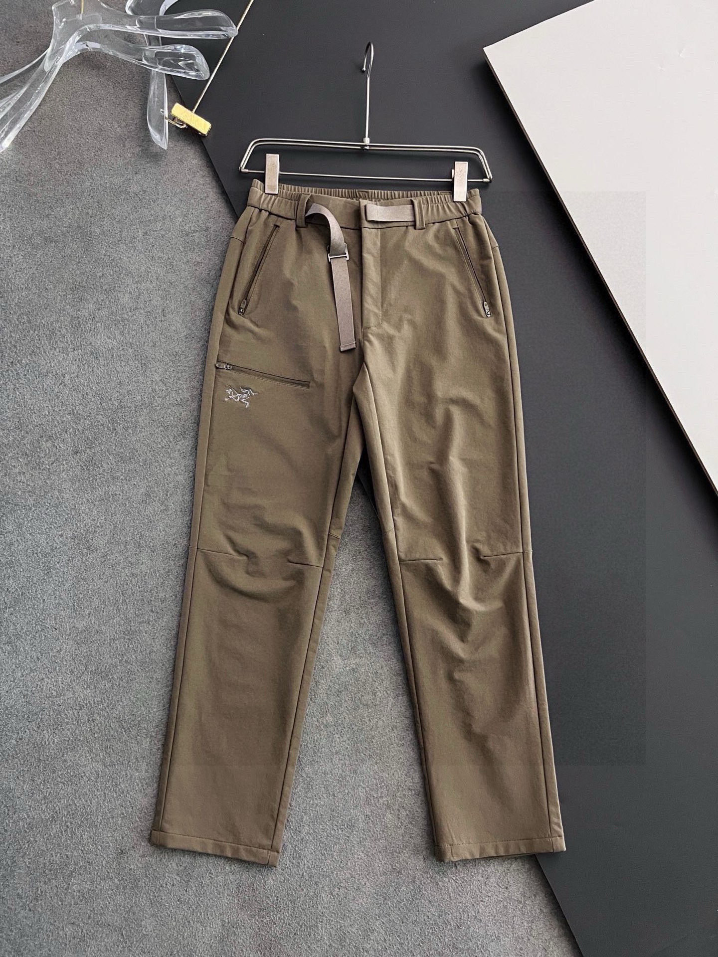 NO:596889,) Ancestor ARC, 25Ss men's workwear soft shell casual pants... Iconic Niaojia LOGO embroidery is the best choice for leisure and outdoor use... Customer-supplied technical blended fabrics, comfortable and breathable, clean and impeccable, lazy and casual!  !  !  Size M-3XL,,jil sander,alexander wang19860909） 始祖ARC、25Ss男士工装软壳休闲裤.....……标志性的鸟家LOGO刺绣 休闲户外都是最好的选择.....客供科技混纺面料,舒适透气 干净俐落无懈可击 慵懒随性！！！码数M-3XL,,jil sander,alexander wang,Men's clothing