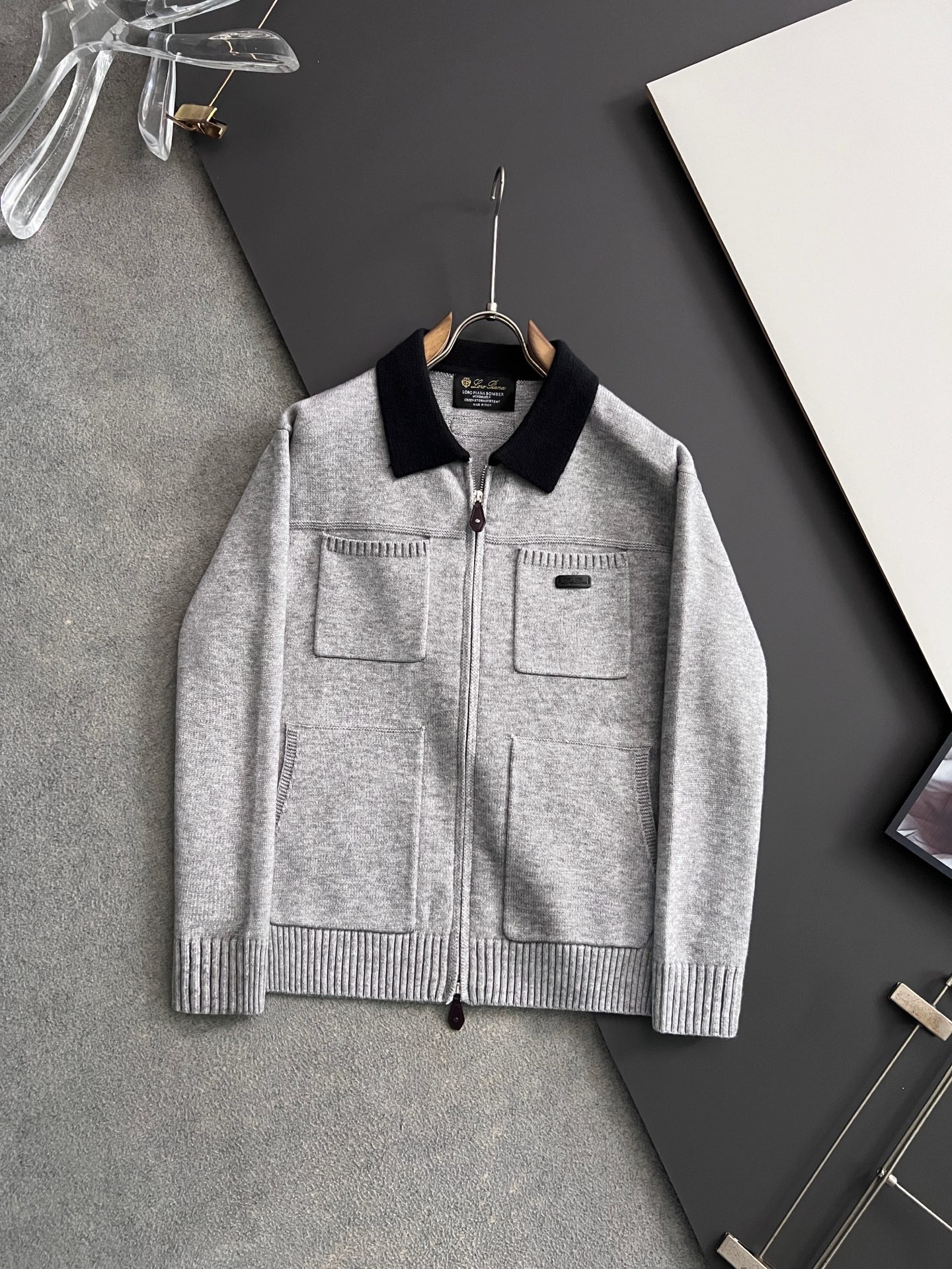 NO:596892,) LP’s latest color-blocked sweater for fall and winter!  High-quality Italian imported wool, high-density knitting, versatile sweater, logo embroidery!  It is more durable and less prone to deformation. It has an excellent fit and can be easily held in various styles. It is also a type that needs to be adjusted according to the fit of the fabric!  The classic fashion decoration that is sought after every year has become popular all over the world!  Size S- XXL,,loro piana,sweaters,alexander wang19860909） LP秋冬最新款拼色毛衣！高品质意大利进口羊毛,高密度针织,百搭毛衣,Logo标志刺绣！更耐穿更加不易变形,版型极好,各种风格都能轻松HOLD住,冲着版型面料也要收的类型！年年被追捧的经典时尚装饰已经风靡全球！码数S- XXL,,loro piana,sweaters,alexander wang,Men's clothing