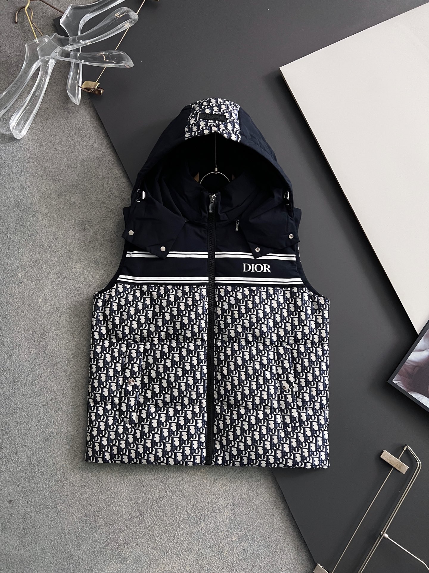 NO:599303,CD high version vest. The cabinet is on sale. Trade order. Presbyopic embellishment. Men's mid-length down jacket with hood collar. Placket. Pockets. Details are imported machine craftsmanship to present and express timeless aesthetics. Not too much decoration and large LOGO, but the overall match has more details and highlights. Fitted tailoring. Stand-up collar style with hidden hood. The overall amount of velvet is very full. The fabric is made of polyester fiber material (technical materials are also divided into good and bad ones). This surface fabric is dense and soft, comfortable to the touch and easy to care for.  The inner lining is filled with 9010 goose down. The upper body is comfortable, warm, stiff and stylish. All hardware and accessories are in order. Code number: 48-56, jackets & coats, down jacket, hats, alexander wang19860909CD高版马甲.柜在售 贸易订单 老花点缀 男士帽领中长款羽绒外套 门襟 口袋 细节采用进口机工艺来呈现与表达隽永美学 没有过多装饰 与大LOGO体现 但是整体搭配更具细节亮点 合体的剪裁 立领隐藏帽的款式 整体的充绒量很饱满 面料采用聚酯纤维材质（科技材质也分好坏）这款表层面料 密而柔软 手感舒适 易打理 内里鹅绒的9010填充 上身舒适 保暖 挺括有型 五金辅料全品相订单 码数:48-56,,jackets & coats,down jacket,hats,alexander wang,Men's clothing