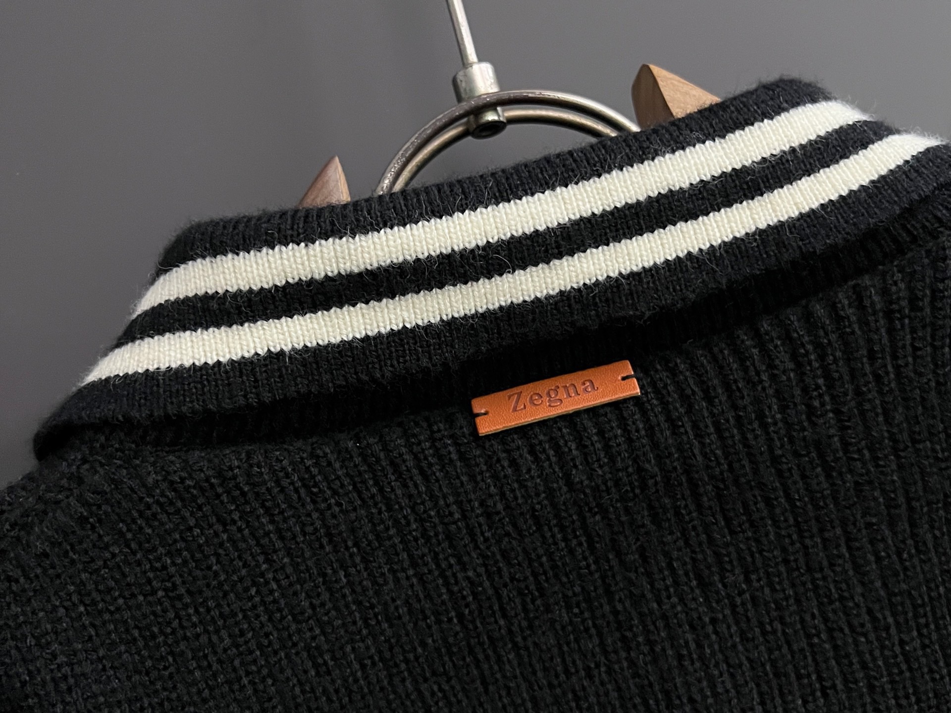 ）Zegn*、25ss最新款杰尼吖秋冬时尚毛衣7针织线、最顶级版黑色华夫格提针织log0纯色专柜款针织线