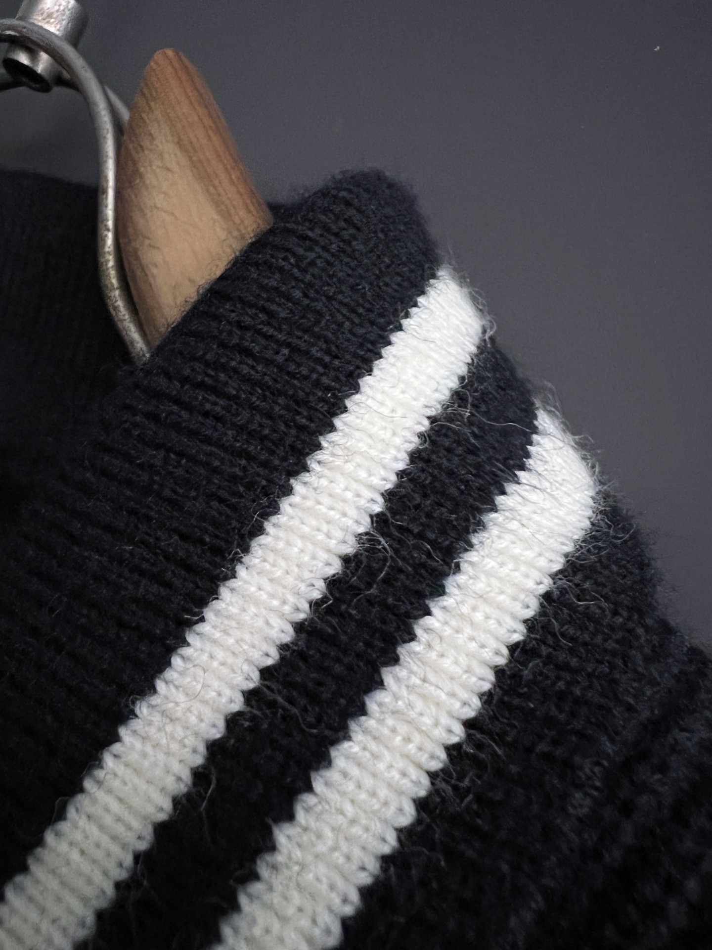 ）Zegn*、25ss最新款杰尼吖秋冬时尚毛衣7针织线、最顶级版黑色华夫格提针织log0纯色专柜款针织线