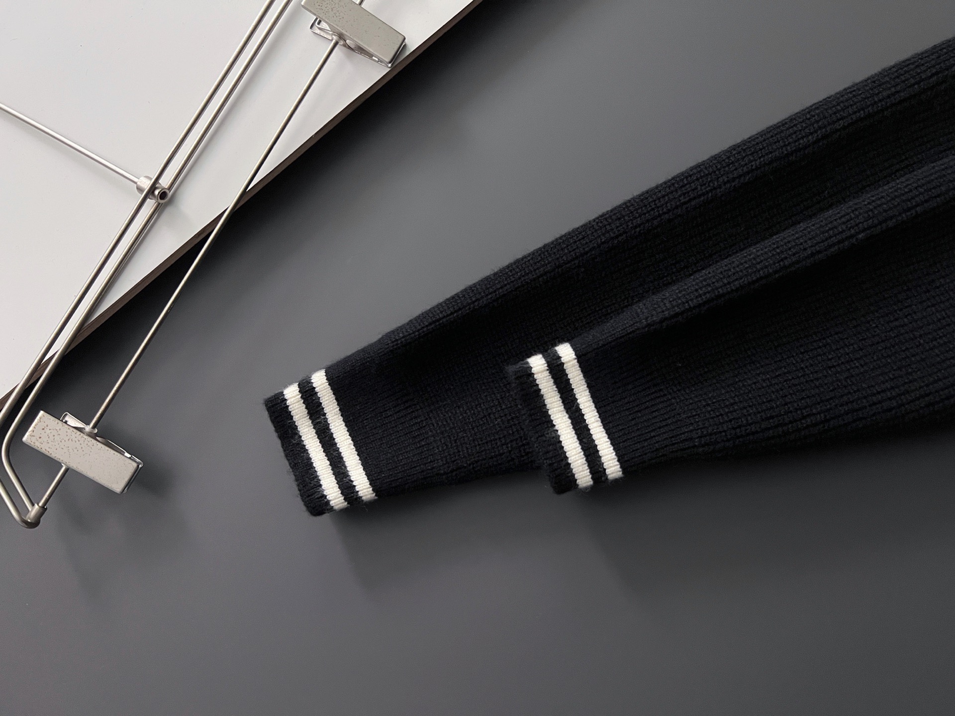 ）Zegn*、25ss最新款杰尼吖秋冬时尚毛衣7针织线、最顶级版黑色华夫格提针织log0纯色专柜款针织线