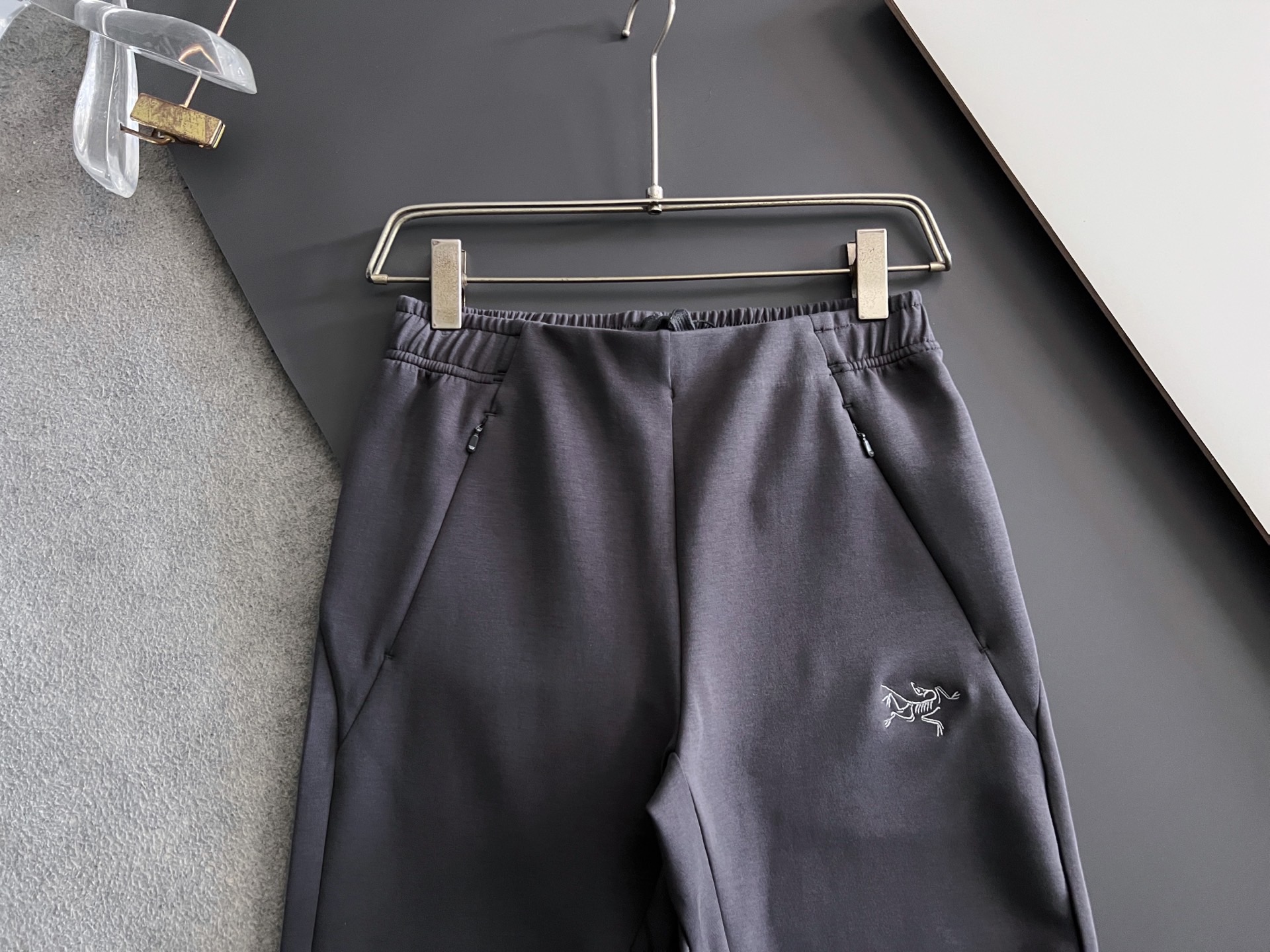 ） 始祖🐦ARC🌟2026Ss最新款男士轻商务工装软壳休闲裤.....……标志性的鸟家LOGO刺绣 休闲