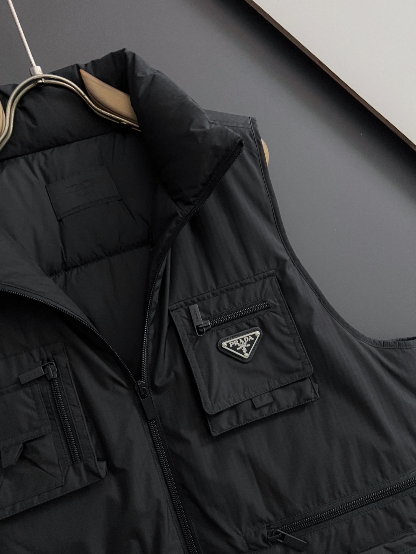 ）Prad*（鹅绒）2025最新蒙家时尚休闲男装马甲系列！经典设计！Albyt羽绒马甲可在天气舒适时单独