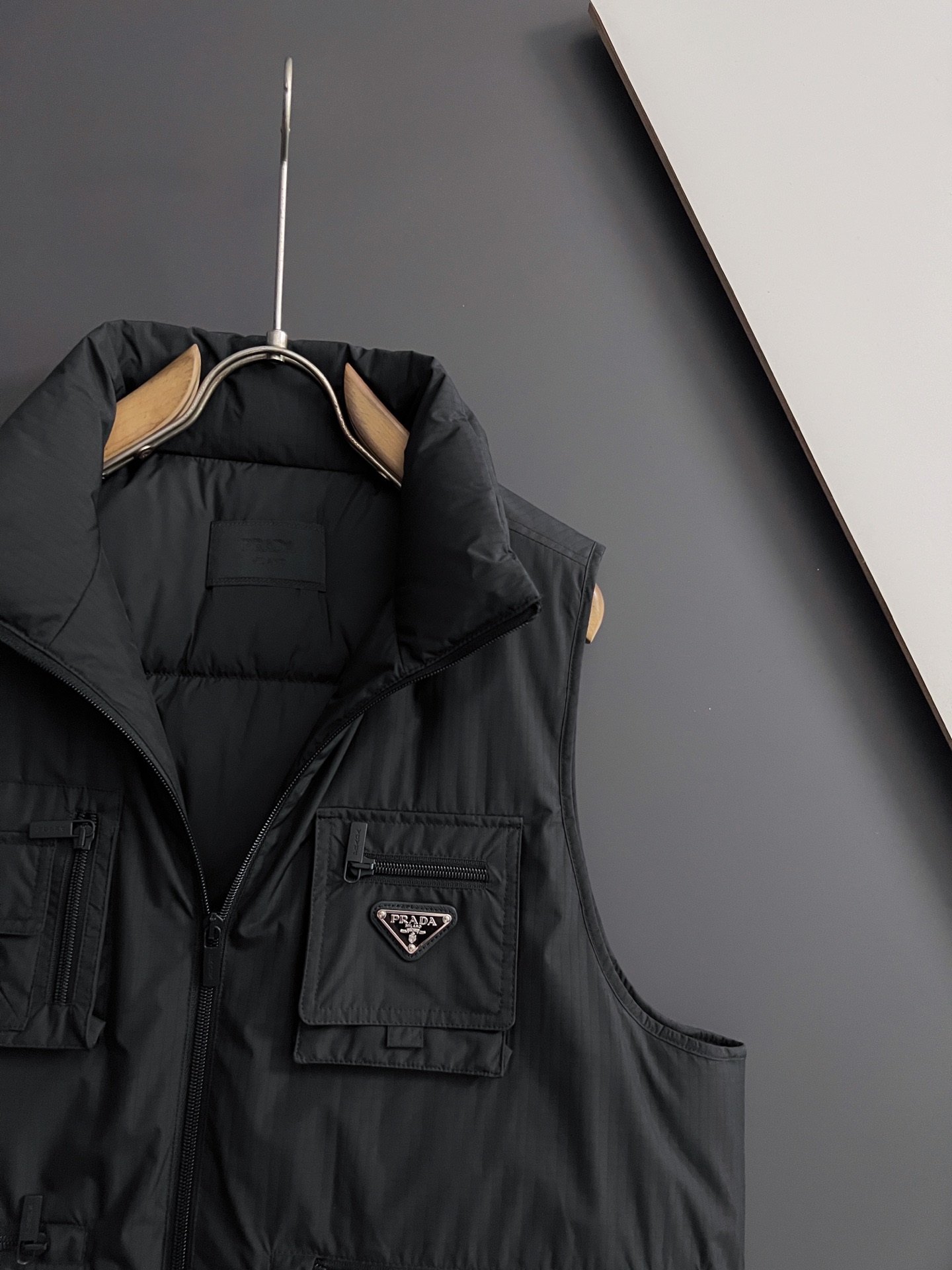 ）Prad*（鹅绒）2025最新蒙家时尚休闲男装马甲系列！经典设计！Albyt羽绒马甲可在天气舒适时单独