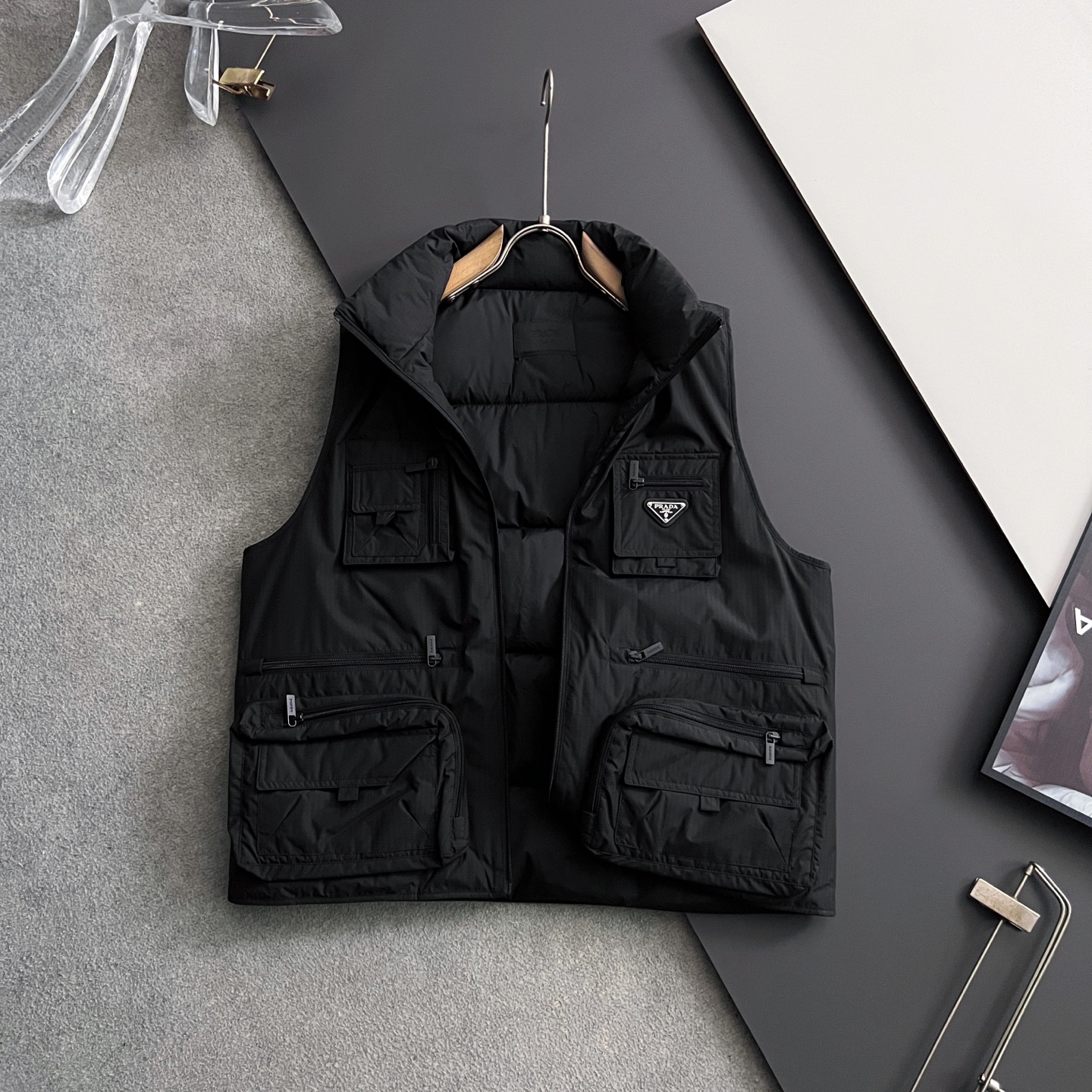 ）Prad*（鹅绒）2025最新蒙家时尚休闲男装马甲系列！经典设计！Albyt羽绒马甲可在天气舒适时单独
