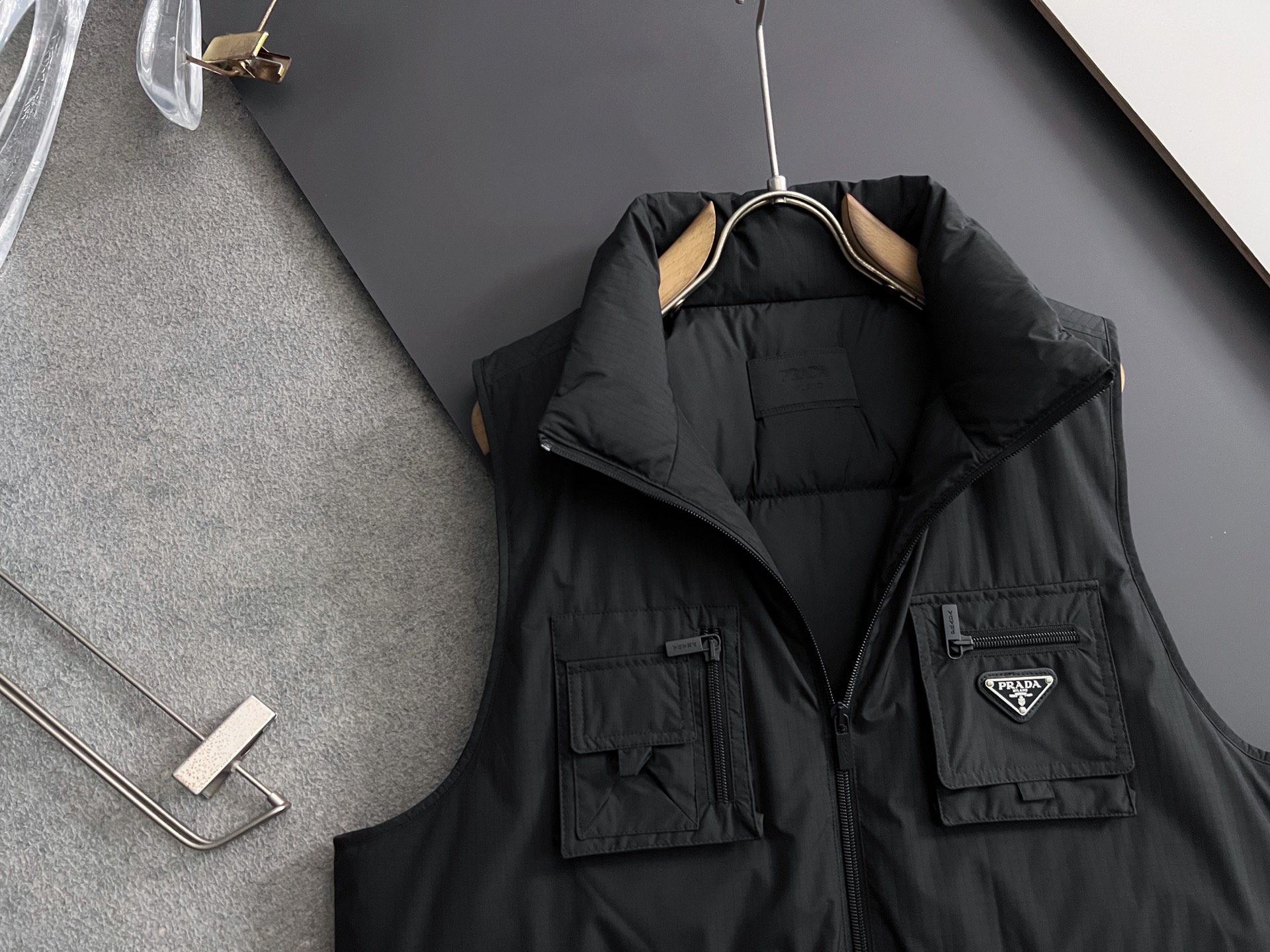 ）Prad*（鹅绒）2025最新蒙家时尚休闲男装马甲系列！经典设计！Albyt羽绒马甲可在天气舒适时单独