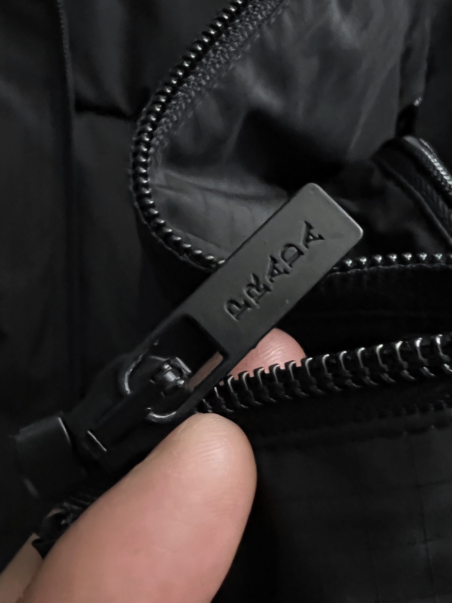 ）Prad*（鹅绒）2025最新蒙家时尚休闲男装马甲系列！经典设计！Albyt羽绒马甲可在天气舒适时单独