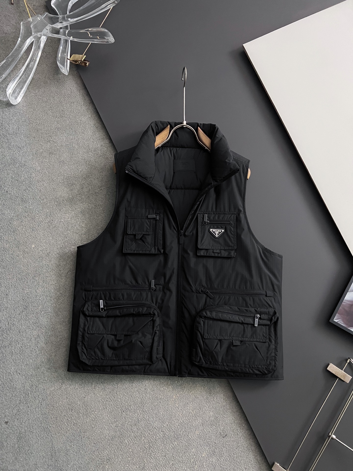 ）Prad*（鹅绒）2025最新蒙家时尚休闲男装马甲系列！经典设计！Albyt羽绒马甲可在天气舒适时单独