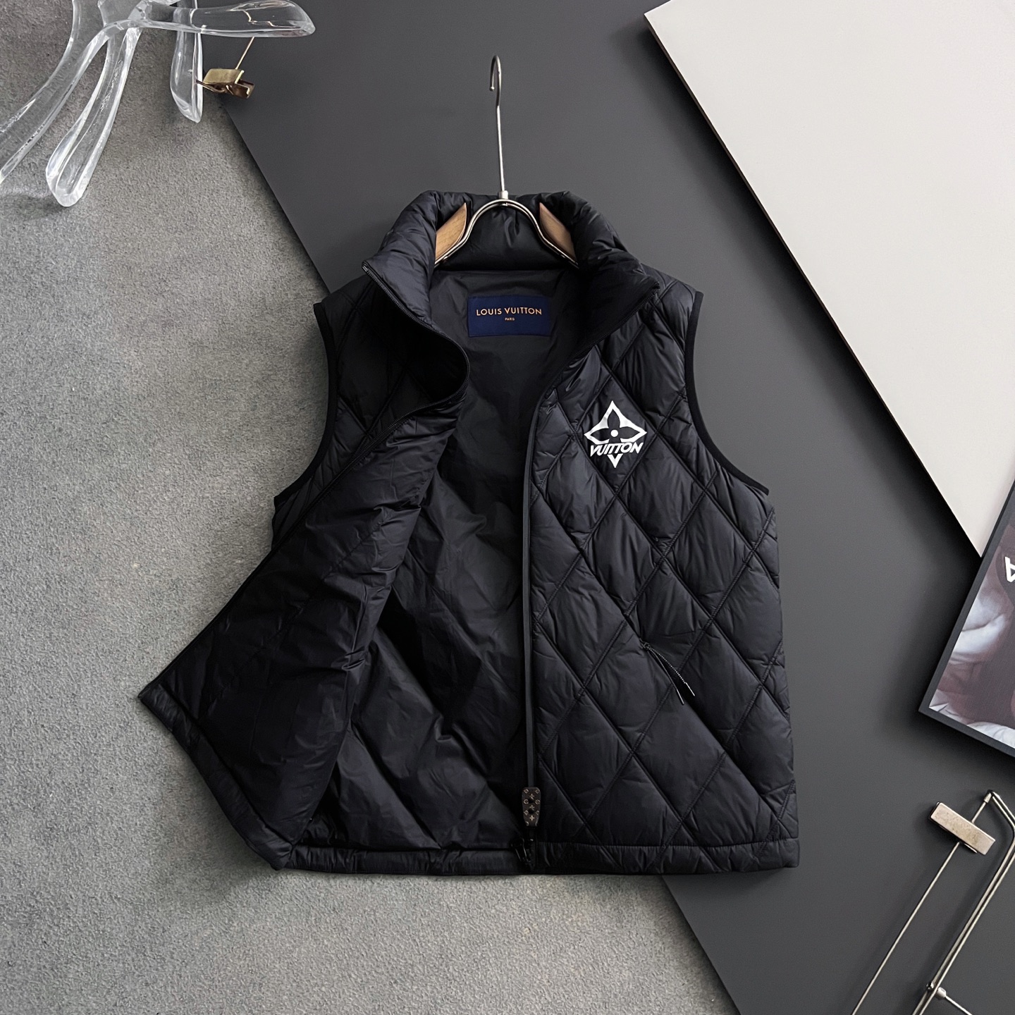 ）1V*（鹅绒）2025最新蒙家时尚休闲男装马甲系列！经典设计！Albyt羽绒马甲可在天气舒适时单独穿着