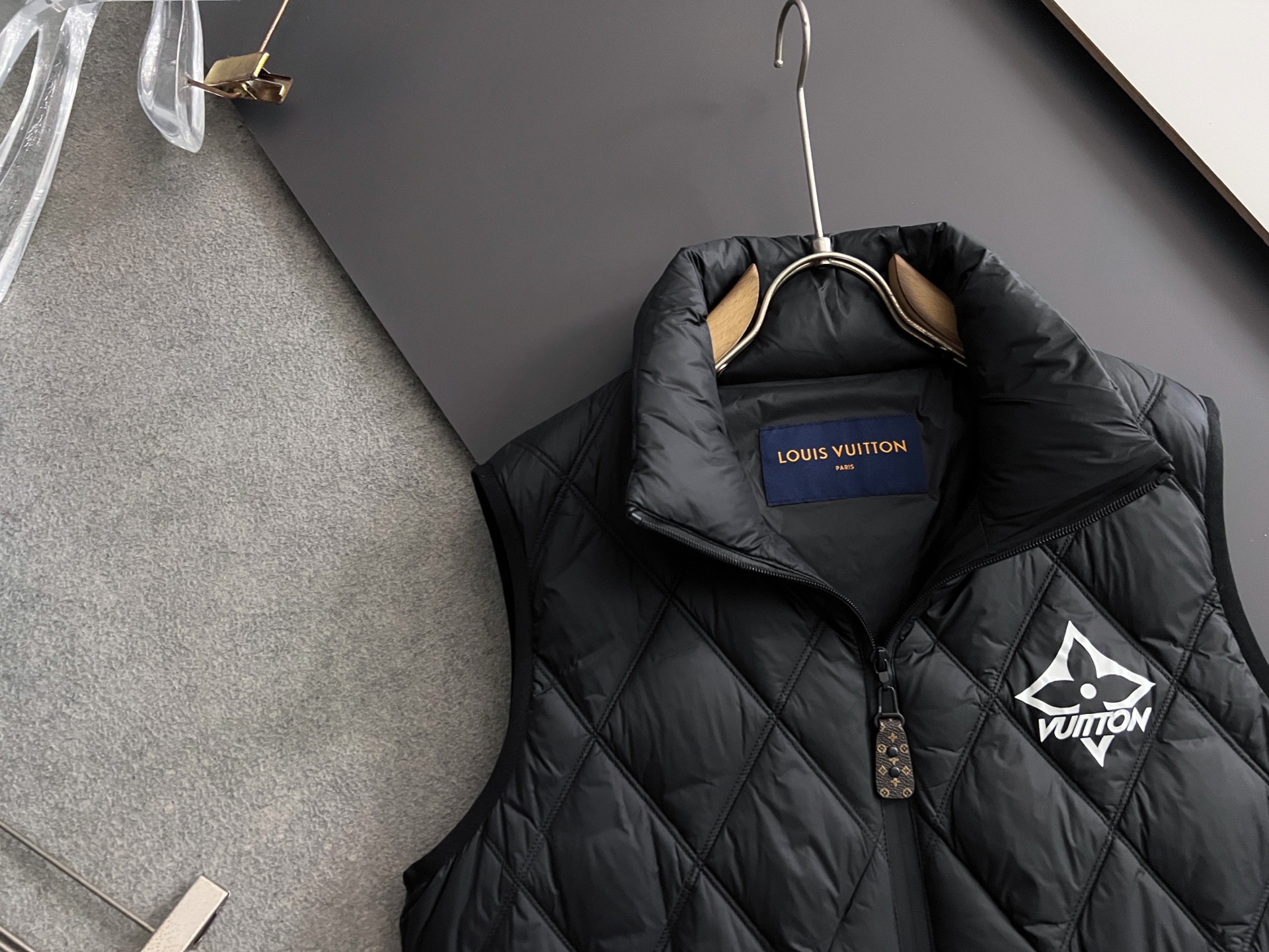 ）1V*（鹅绒）2025最新蒙家时尚休闲男装马甲系列！经典设计！Albyt羽绒马甲可在天气舒适时单独穿着