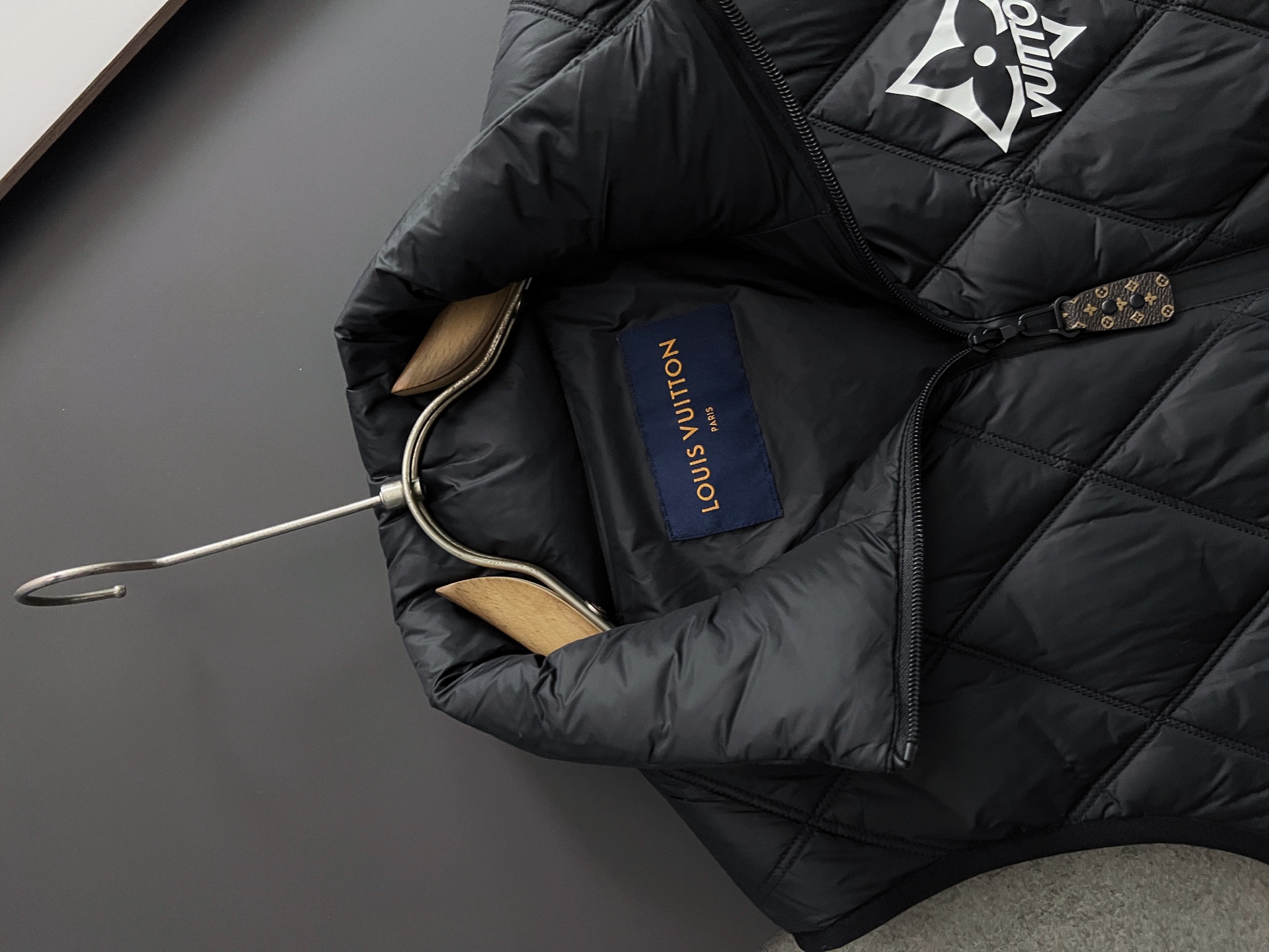 ）1V*（鹅绒）2025最新蒙家时尚休闲男装马甲系列！经典设计！Albyt羽绒马甲可在天气舒适时单独穿着