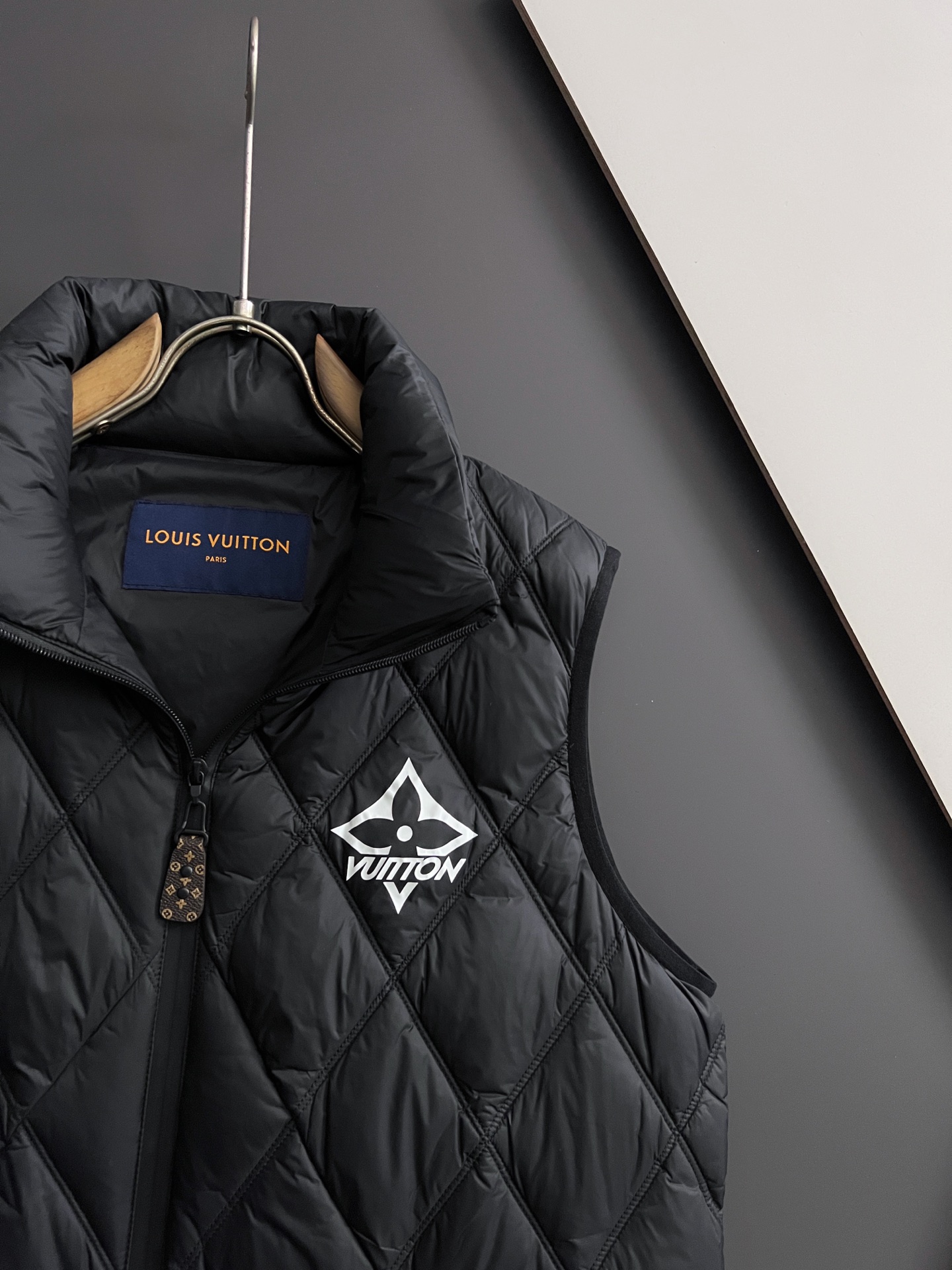 ）1V*（鹅绒）2025最新蒙家时尚休闲男装马甲系列！经典设计！Albyt羽绒马甲可在天气舒适时单独穿着