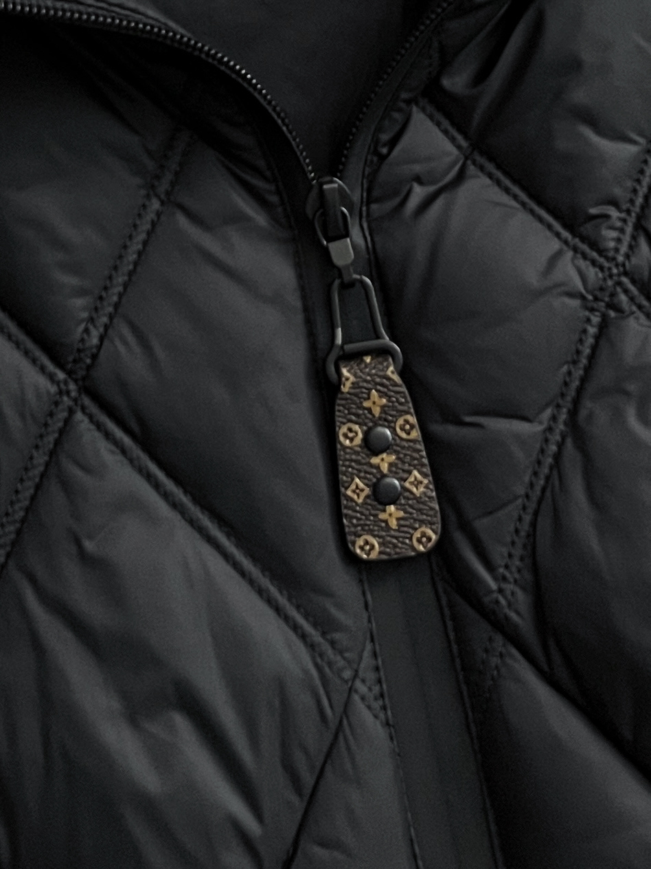 ）1V*（鹅绒）2025最新蒙家时尚休闲男装马甲系列！经典设计！Albyt羽绒马甲可在天气舒适时单独穿着