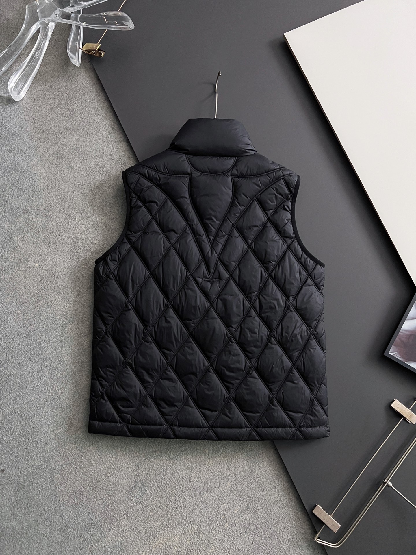 ）1V*（鹅绒）2025最新蒙家时尚休闲男装马甲系列！经典设计！Albyt羽绒马甲可在天气舒适时单独穿着