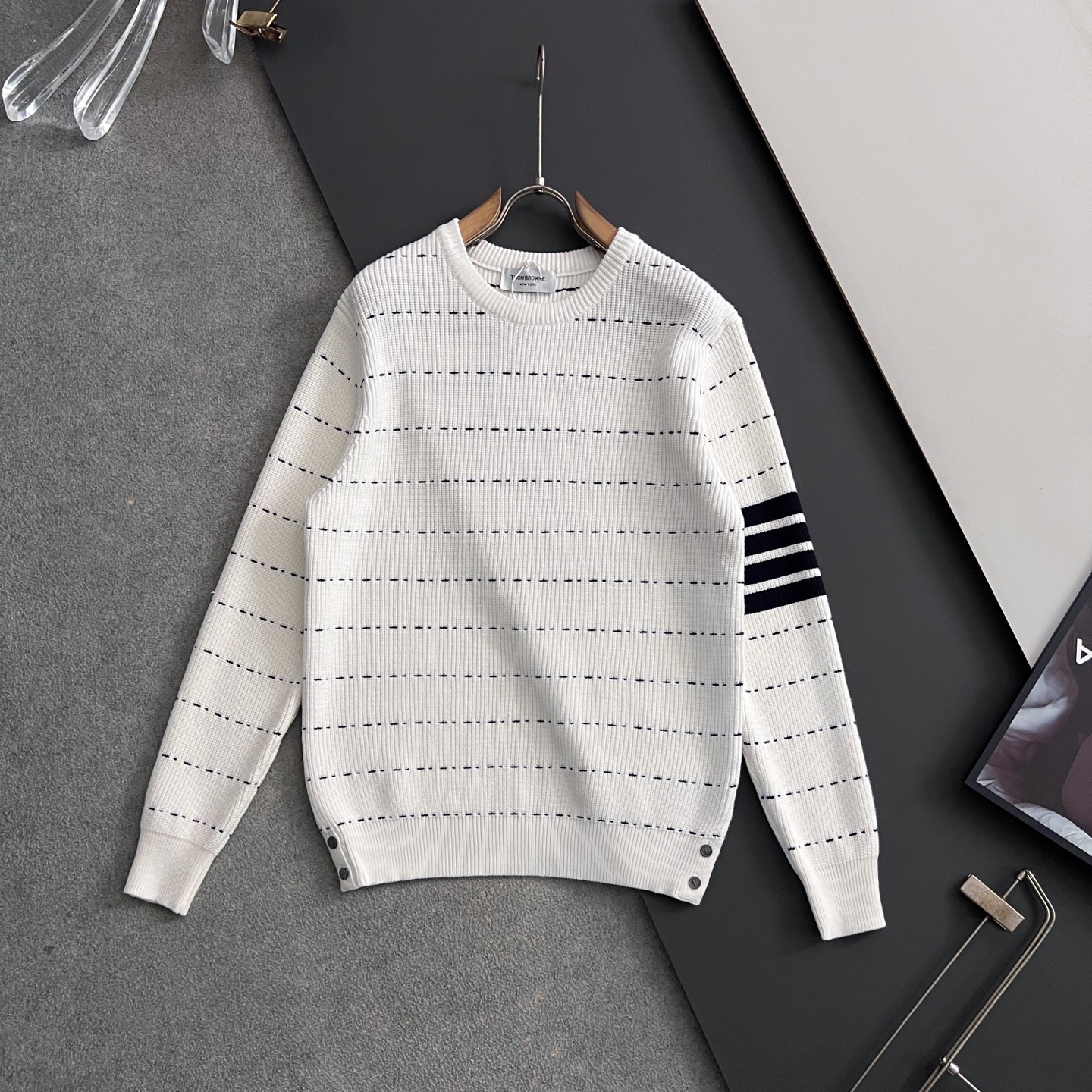 ）TB*最新爆款、25ss最新款秋冬时尚毛衣7针织线、最顶级版黑色华夫格提针织log0纯色专柜款针织线衫