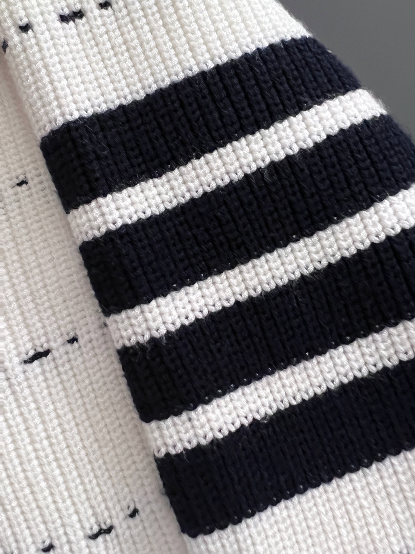 ）TB*最新爆款、25ss最新款秋冬时尚毛衣7针织线、最顶级版黑色华夫格提针织log0纯色专柜款针织线衫