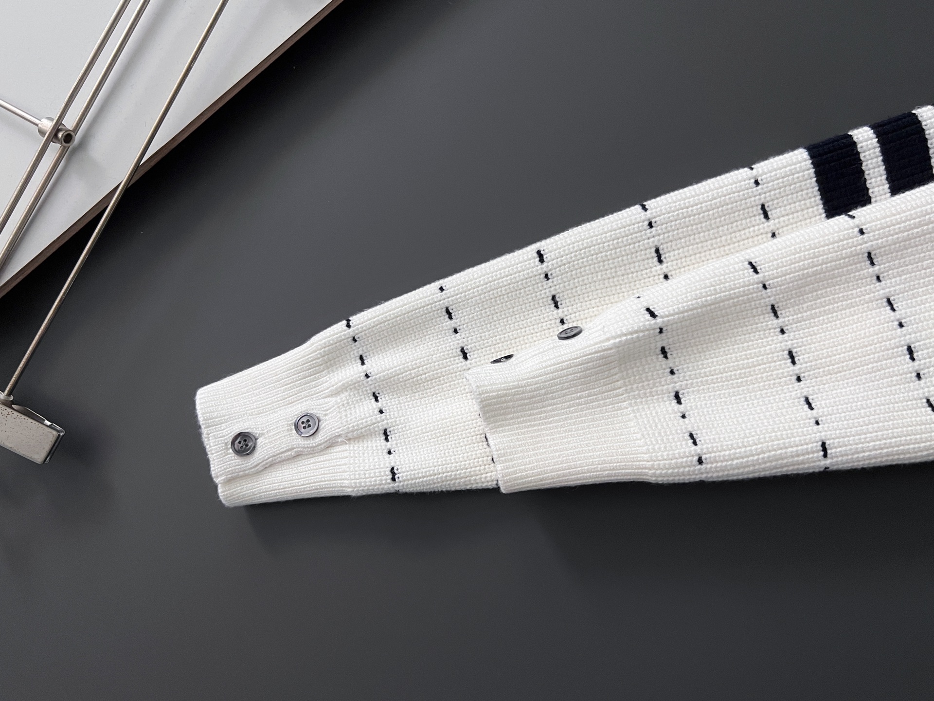 ）TB*最新爆款、25ss最新款秋冬时尚毛衣7针织线、最顶级版黑色华夫格提针织log0纯色专柜款针织线衫