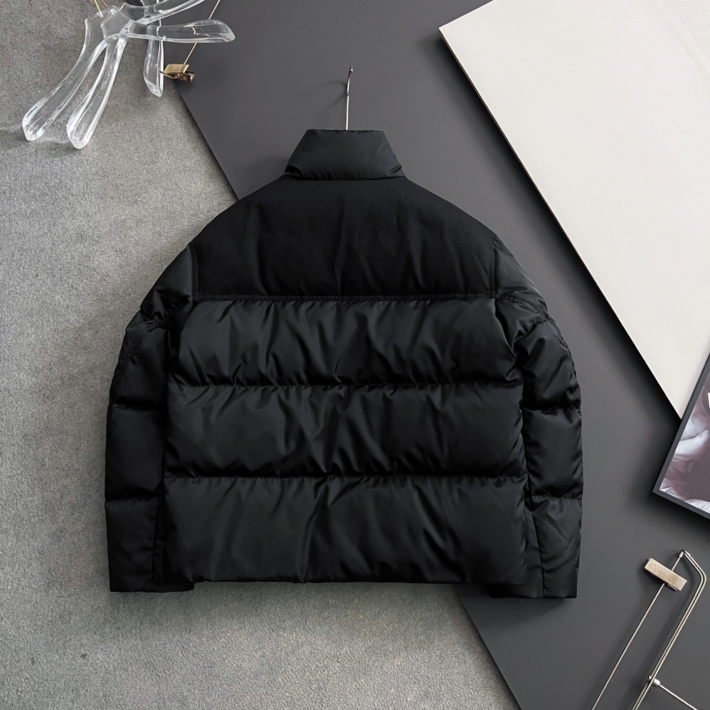 ）Prad*新款羽绒服，这款短款羽绒羽绒服呈现柔和的包裹式廓形，集再生尼龙的先进功能与当代运动风细节于一