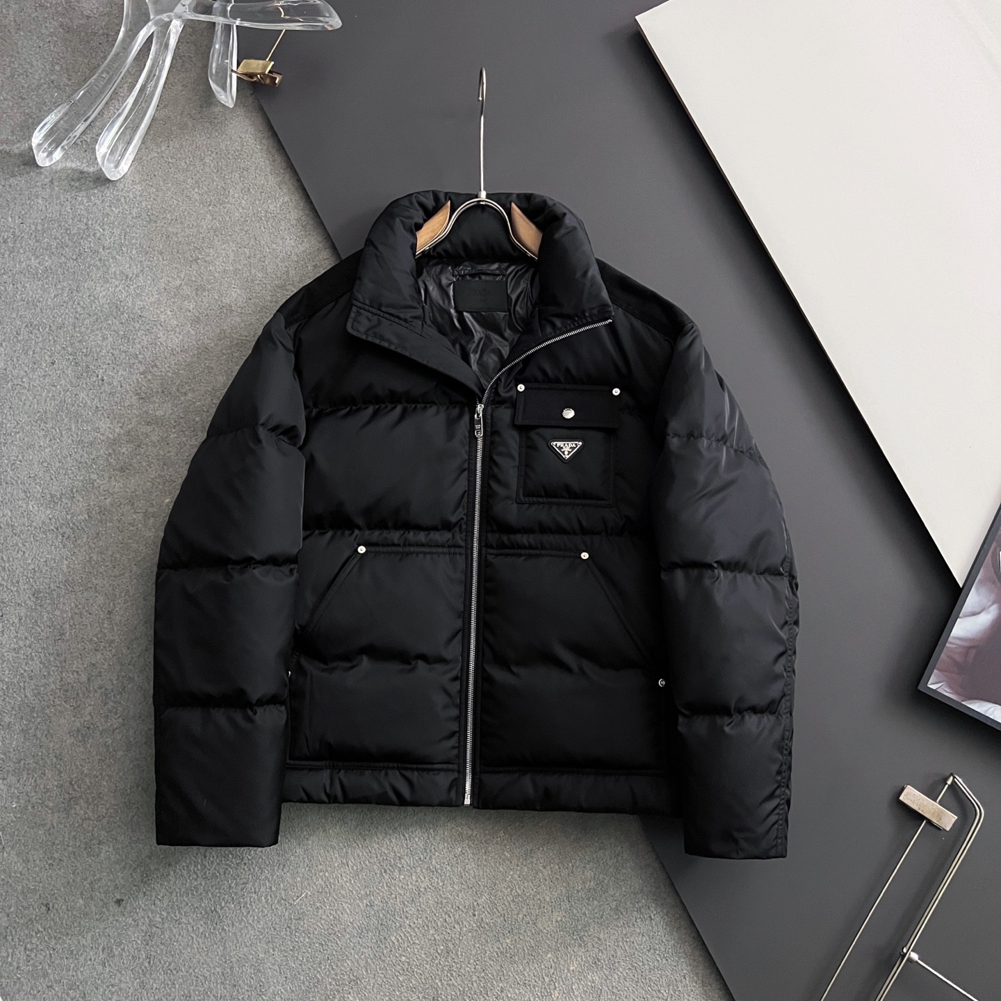 ）Prad*新款羽绒服，这款短款羽绒羽绒服呈现柔和的包裹式廓形，集再生尼龙的先进功能与当代运动风细节于一