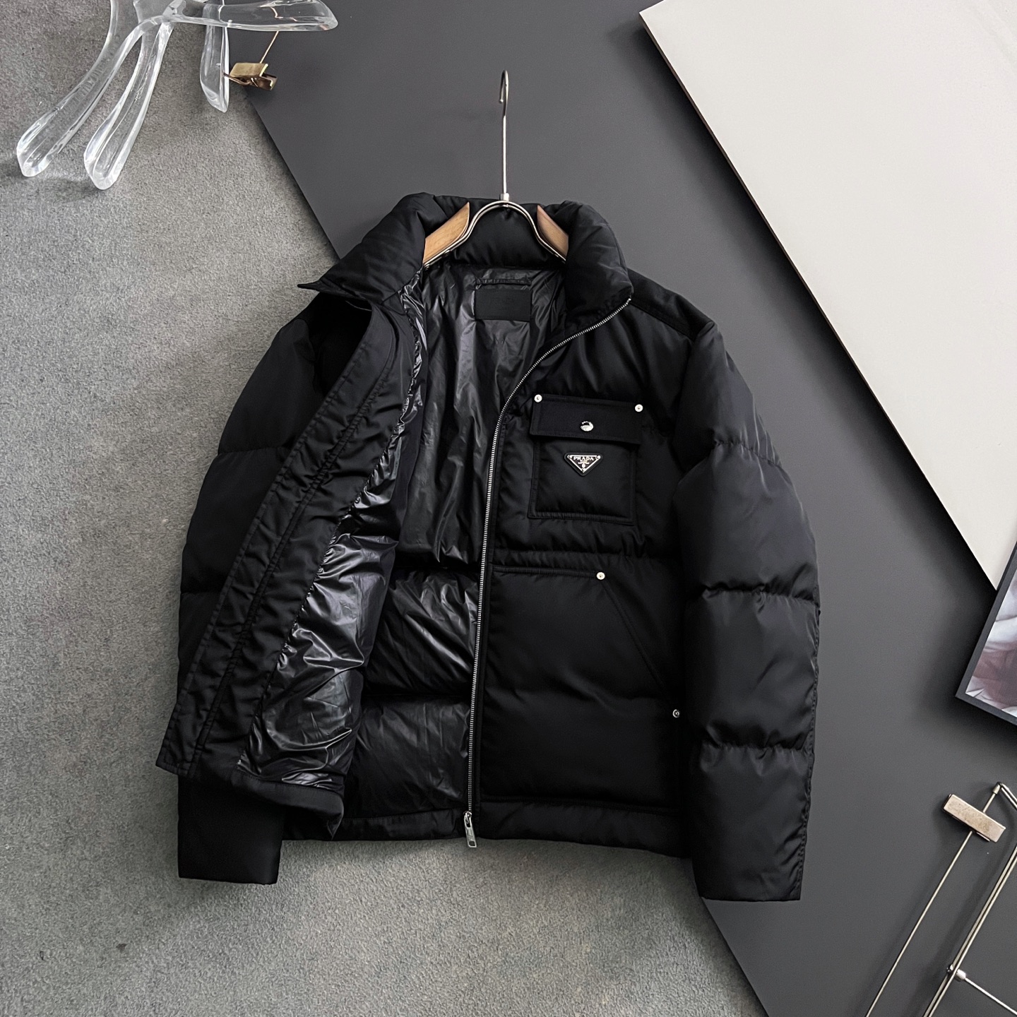 ）Prad*新款羽绒服，这款短款羽绒羽绒服呈现柔和的包裹式廓形，集再生尼龙的先进功能与当代运动风细节于一
