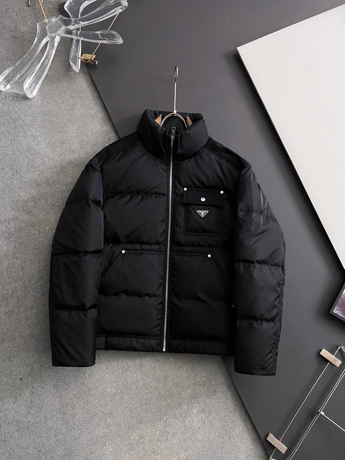 ）Prad*新款羽绒服，这款短款羽绒羽绒服呈现柔和的包裹式廓形，集再生尼龙的先进功能与当代运动风细节于一