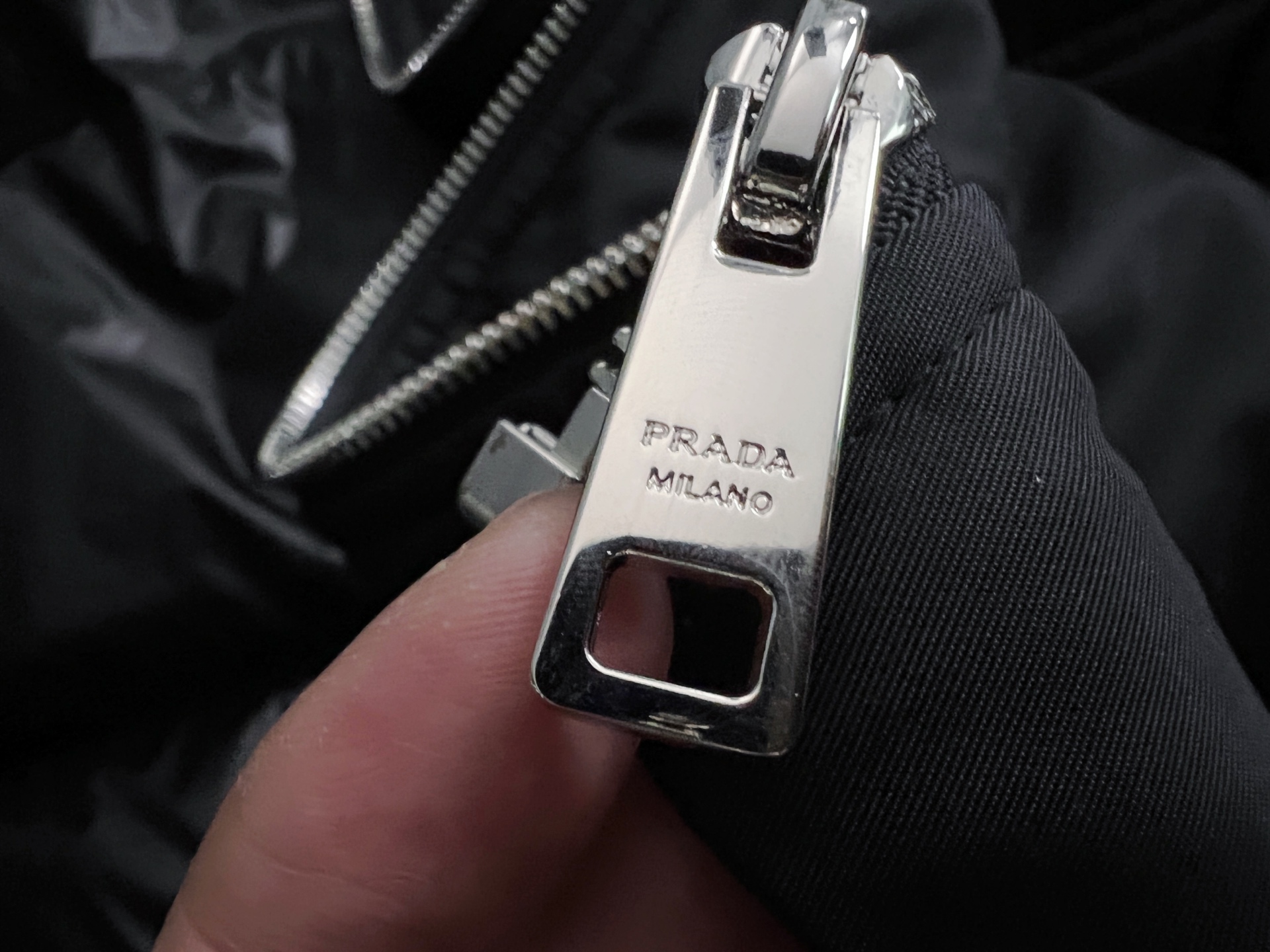 ）Prad*新款羽绒服，这款短款羽绒羽绒服呈现柔和的包裹式廓形，集再生尼龙的先进功能与当代运动风细节于一