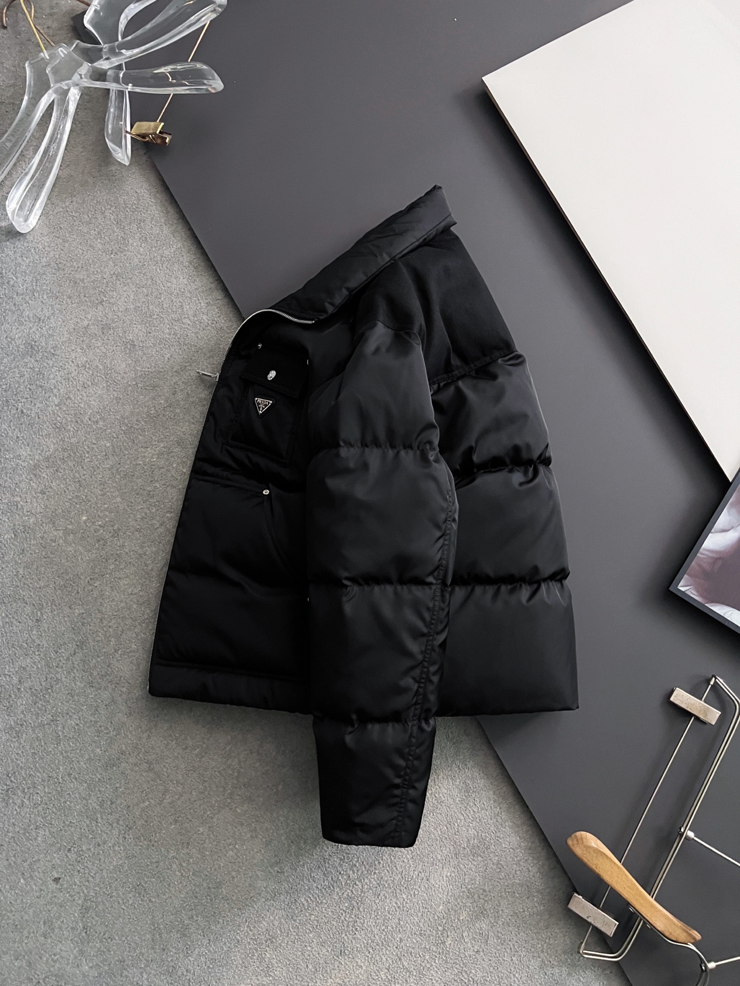 ）Prad*新款羽绒服，这款短款羽绒羽绒服呈现柔和的包裹式廓形，集再生尼龙的先进功能与当代运动风细节于一