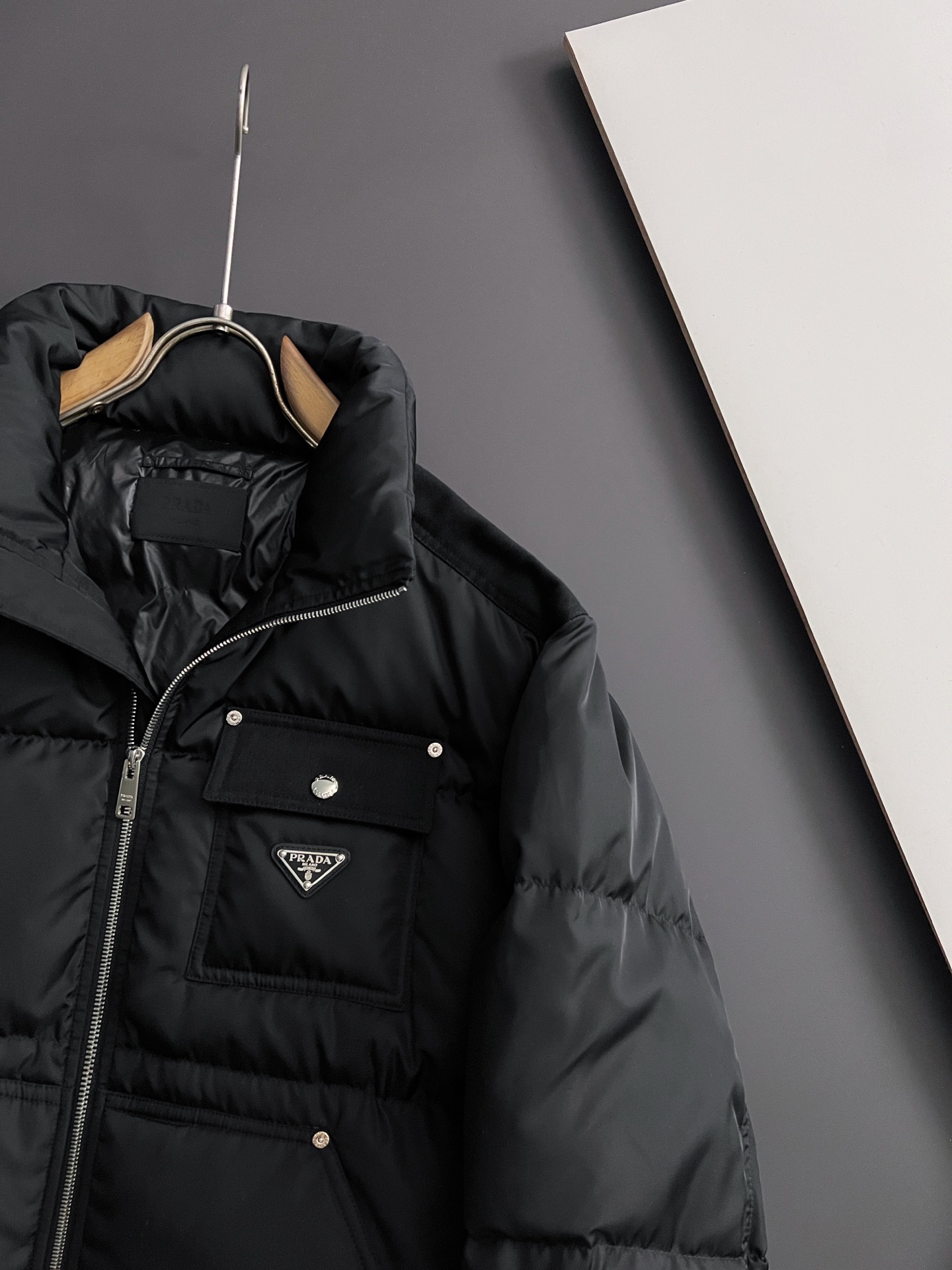 ）Prad*新款羽绒服，这款短款羽绒羽绒服呈现柔和的包裹式廓形，集再生尼龙的先进功能与当代运动风细节于一