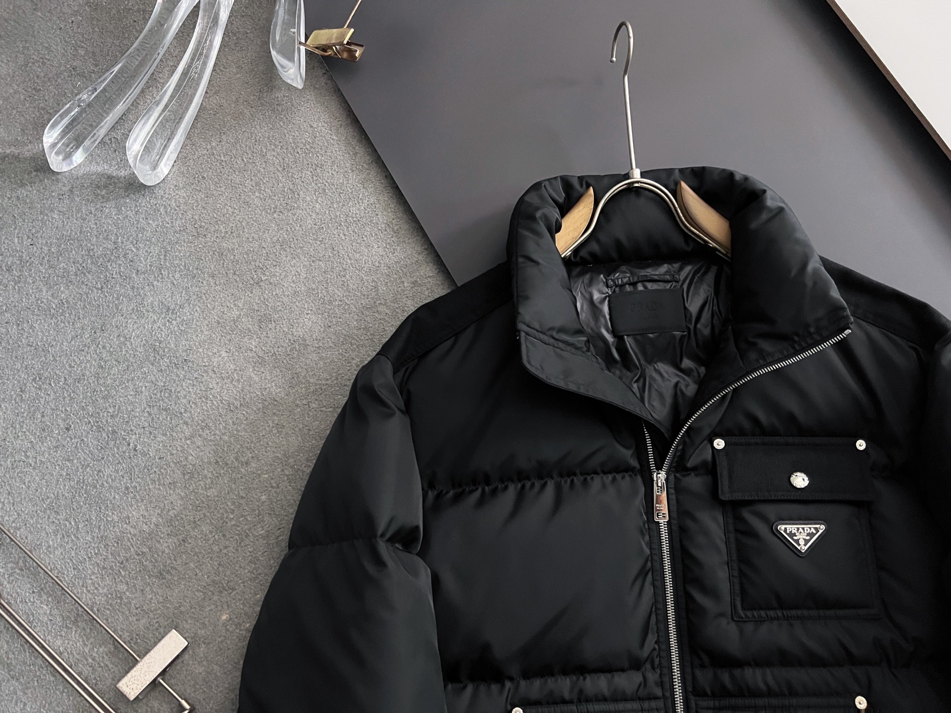 ）Prad*新款羽绒服，这款短款羽绒羽绒服呈现柔和的包裹式廓形，集再生尼龙的先进功能与当代运动风细节于一