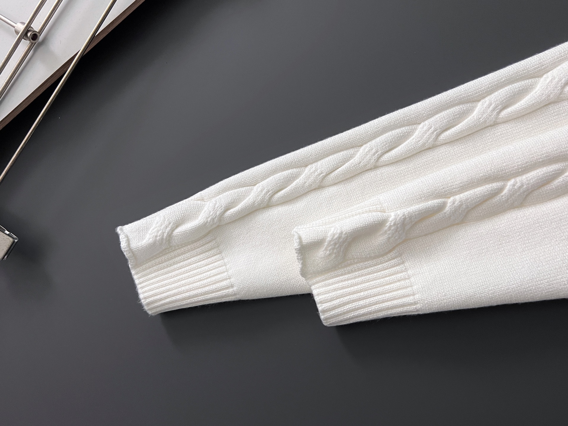 ）ST石头岛*最新爆款、25ss最新款秋冬时尚毛衣7针织线、最顶级版黑色华夫格提针织log0纯色专柜款针