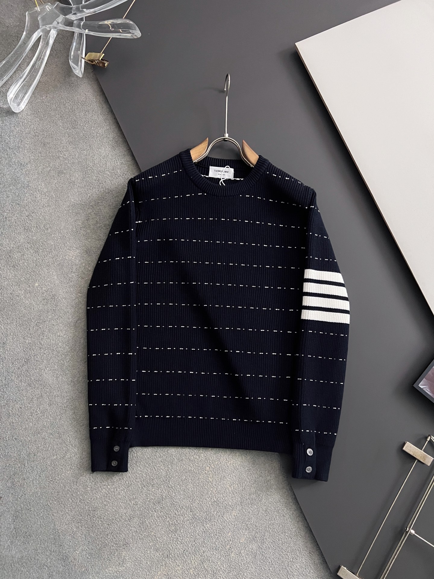 ）TB*最新爆款、25ss最新款秋冬时尚毛衣7针织线、最顶级版黑色华夫格提针织log0纯色专柜款针织线衫