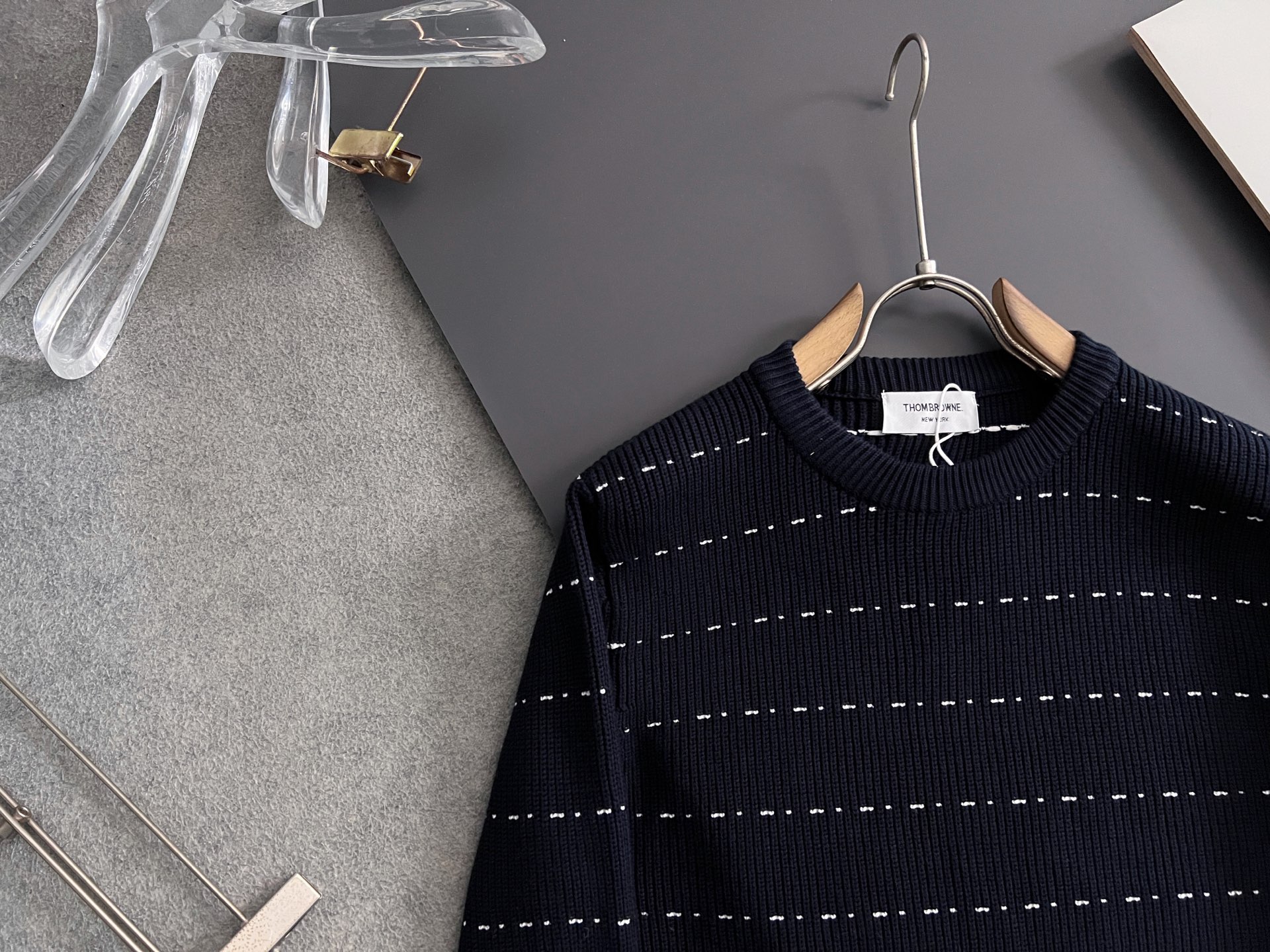 ）TB*最新爆款、25ss最新款秋冬时尚毛衣7针织线、最顶级版黑色华夫格提针织log0纯色专柜款针织线衫