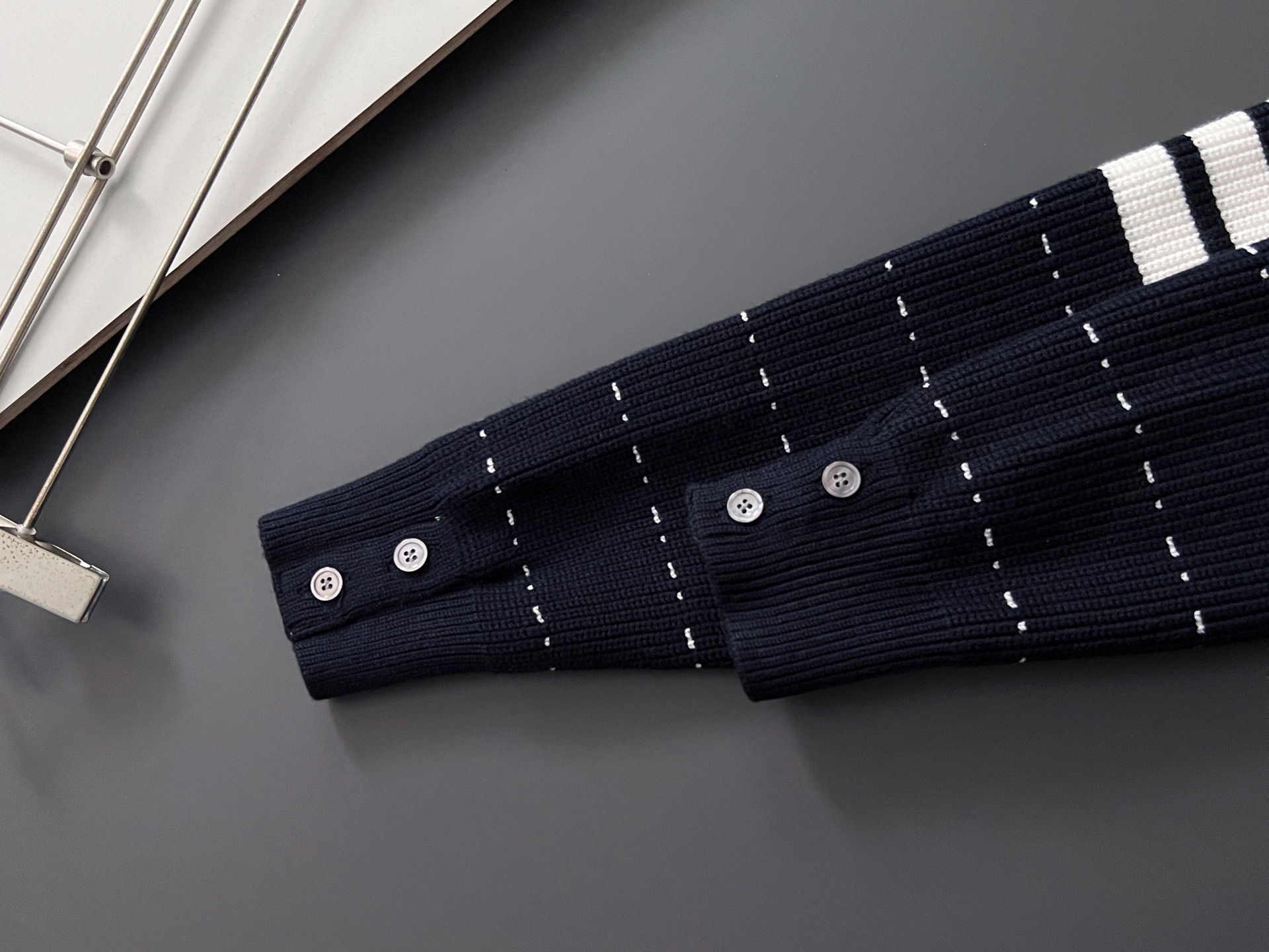 ）TB*最新爆款、25ss最新款秋冬时尚毛衣7针织线、最顶级版黑色华夫格提针织log0纯色专柜款针织线衫