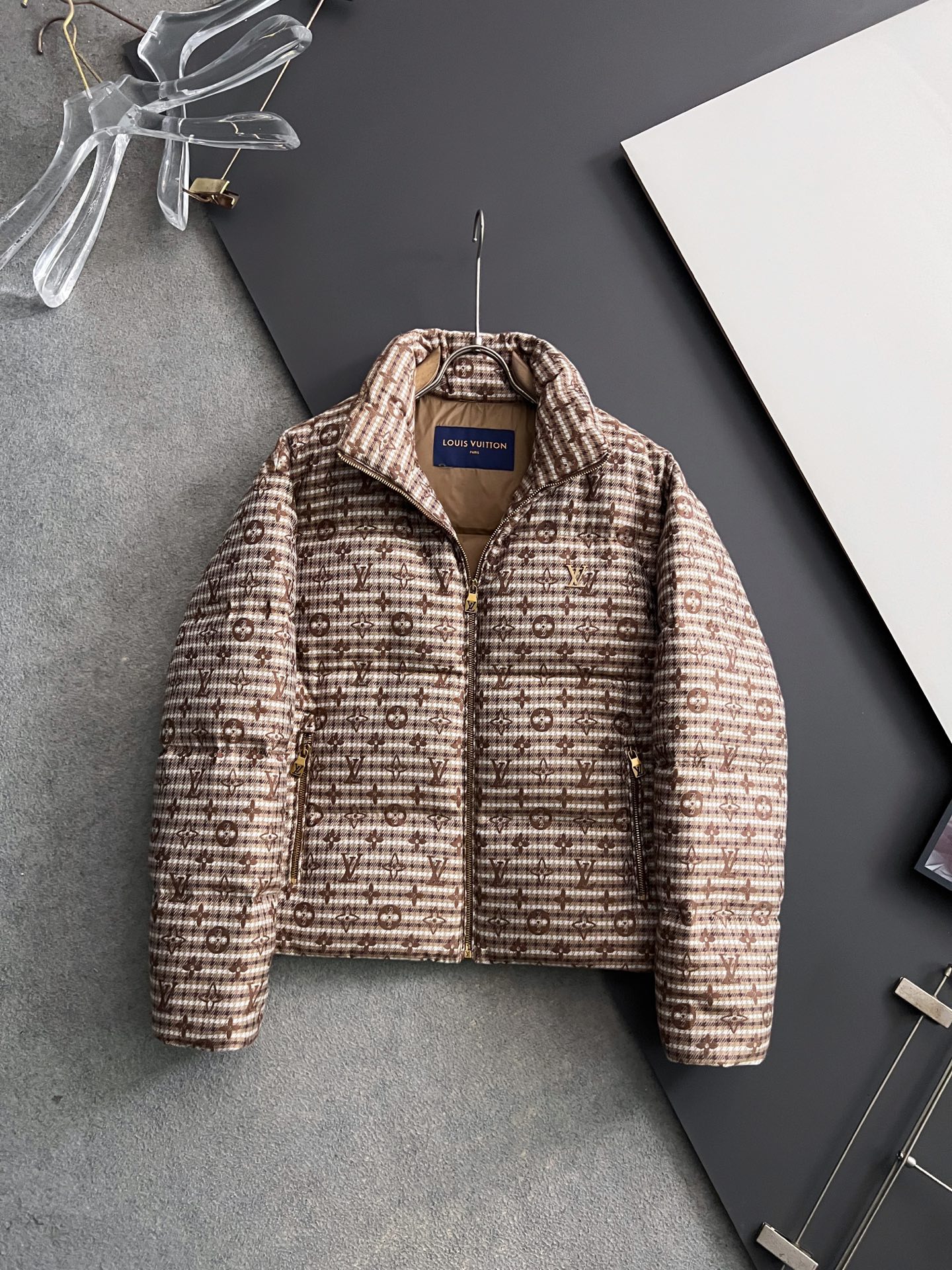 NO:610258,1V high version·goose down. The cabinet is on sale. Trade order. Classic presbyopia full-flower craftsmanship to present and express timeless aesthetics. Not too much decoration and large LOGO, but the overall matching has more details and highlights. Fitted tailoring. Stand-up collar style with hidden hood. The overall velvet filling is very full. The fabric is made of polyester fiber material (technical materials are also divided into good and bad). This surface fabric is dense and soft. It feels comfortable and easy to care. The inner goose down is filled with 9010 and the upper body is comfortable and warm.  Crisp and stylish. All hardware and accessories are in order. Code number: 48-56, hats, alexander wang198609091V高版·鹅绒.柜在售 贸易订单 经典老花满花工艺来呈现与表达隽永美学 没有过多装饰 与大LOGO体现 但是整体搭配更具细节亮点 合体的剪裁 立领隐藏帽的款式 整体的充绒量很饱满 面料采用聚酯纤维材质（科技材质也分好坏）这款表层面料 密而柔软 手感舒适 易打理 内里鹅绒的9010填充 上身舒适 保暖 挺括有型 五金辅料全品相订单 码数:48-56,,hats,alexander wang,Men's clothing