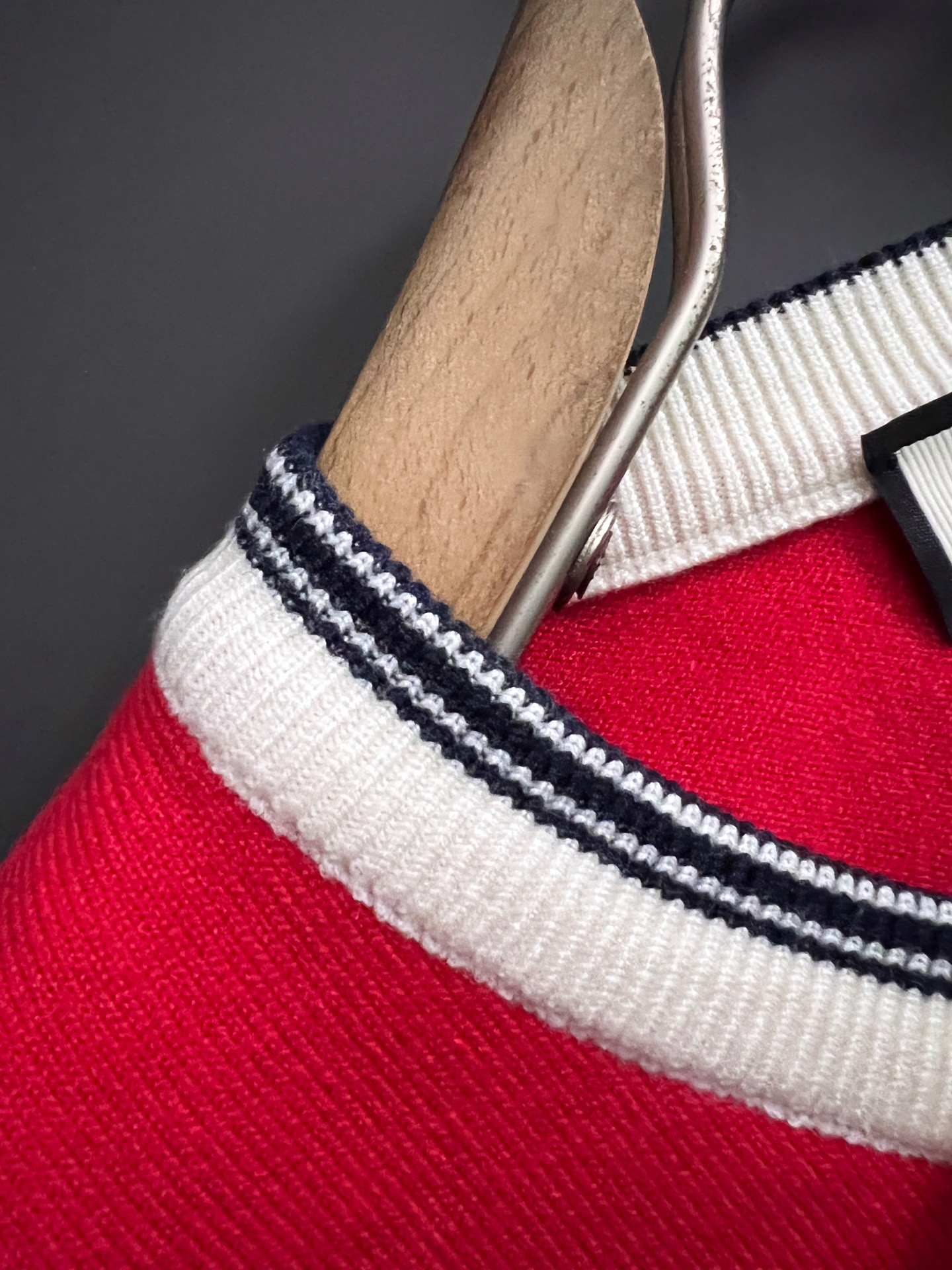 ）Gucc*·2025款毛衣，秋冬最新款！高品质意大利进口面料，高密度针织，百搭毛衣，内搭衬衫都帅气十足