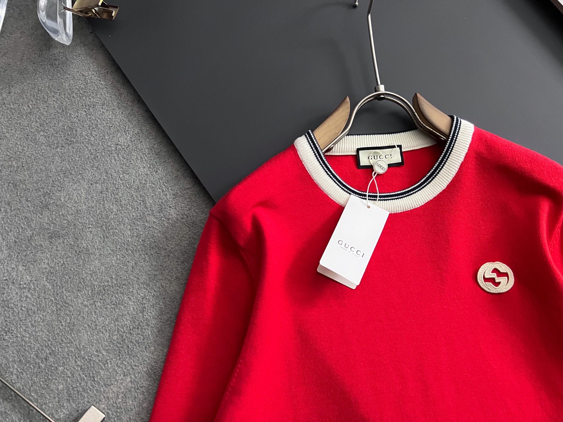）Gucc*·2025款毛衣，秋冬最新款！高品质意大利进口面料，高密度针织，百搭毛衣，内搭衬衫都帅气十足