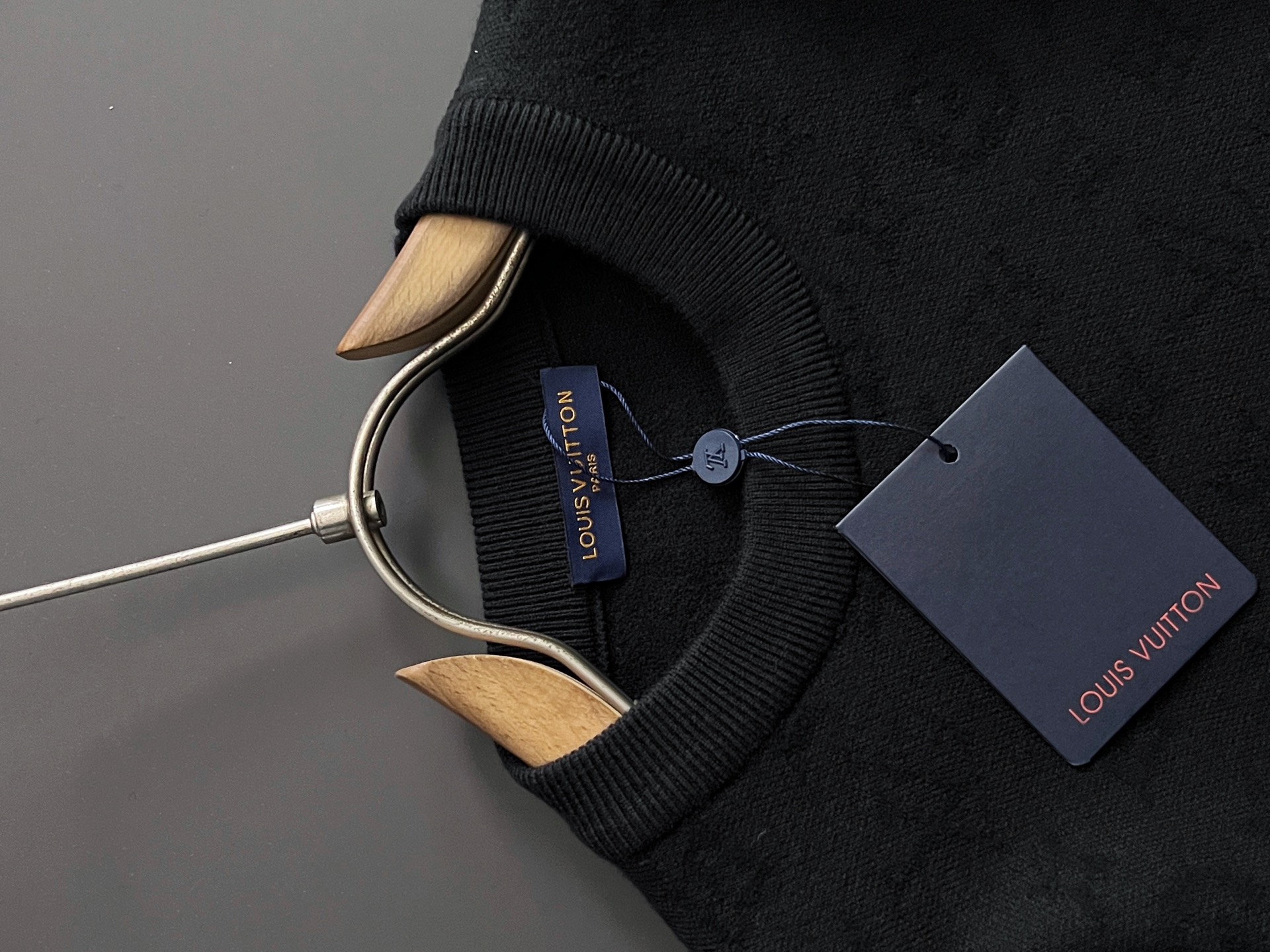 ）1V*·2025款毛衣，秋冬最新款！高品质意大利进口面料，高密度针织，百搭毛衣，内搭衬衫都帅气十足！L