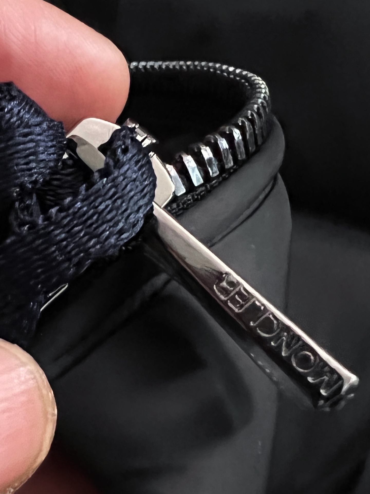 ）Monc1er/鹅绒＊针织羽绒拼接连帽独特侧面螺纹设计！！！卖点：羽绒针织拼接，拼接处采用羊毛混纺面料