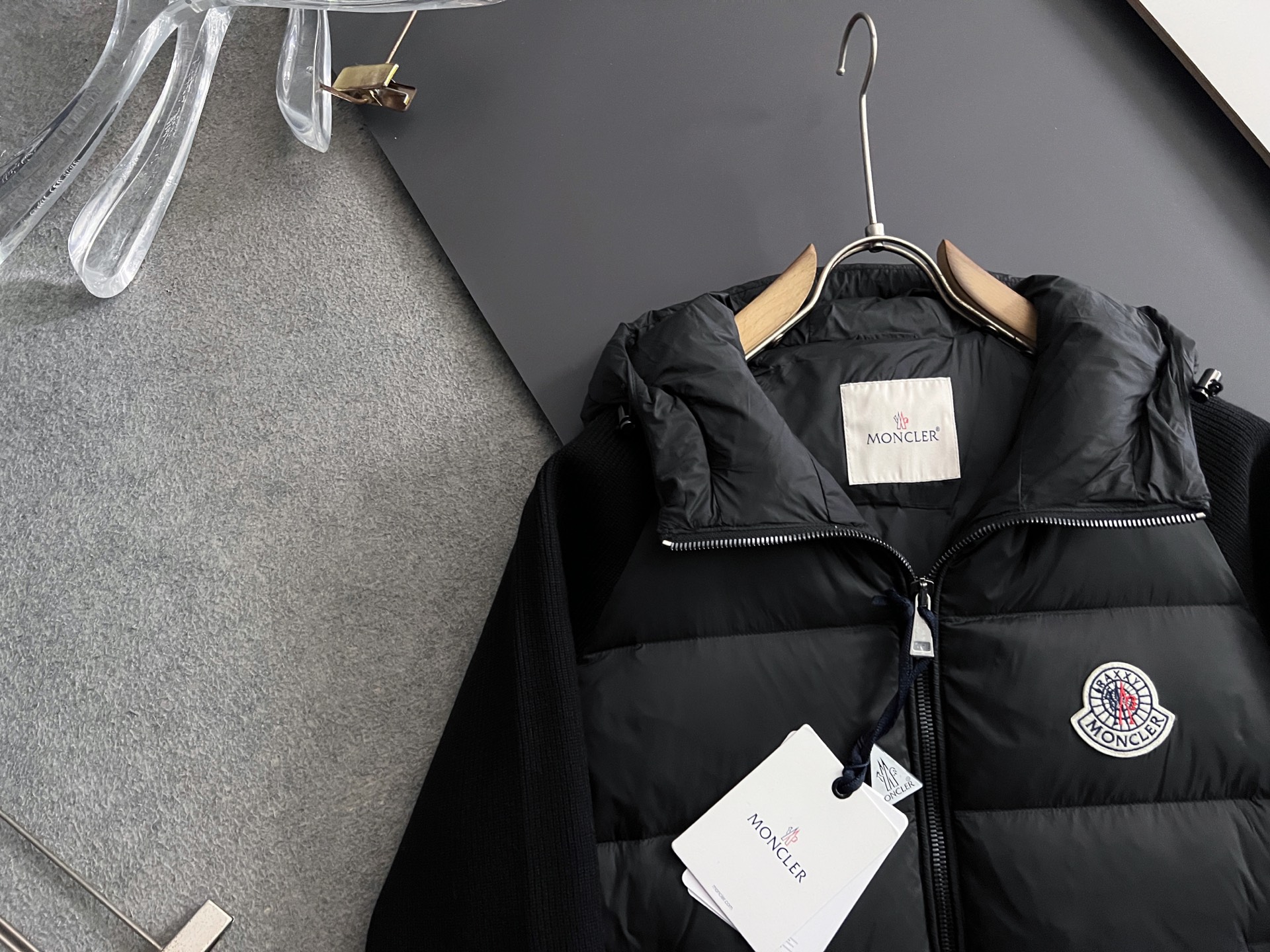 ）Monc1er/鹅绒＊针织羽绒拼接连帽独特侧面螺纹设计！！！卖点：羽绒针织拼接，拼接处采用羊毛混纺面料