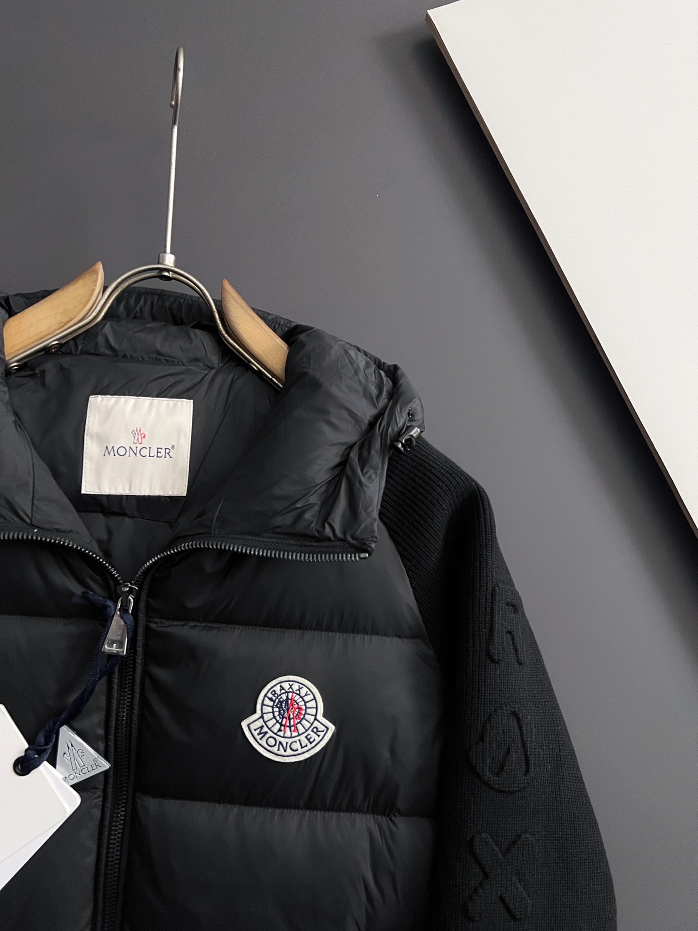 ）Monc1er/鹅绒＊针织羽绒拼接连帽独特侧面螺纹设计！！！卖点：羽绒针织拼接，拼接处采用羊毛混纺面料