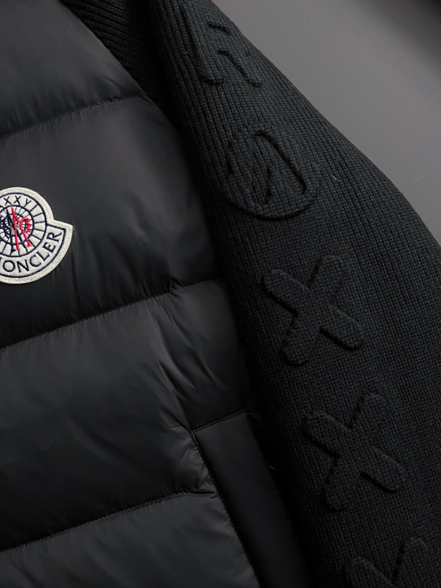 ）Monc1er/鹅绒＊针织羽绒拼接连帽独特侧面螺纹设计！！！卖点：羽绒针织拼接，拼接处采用羊毛混纺面料