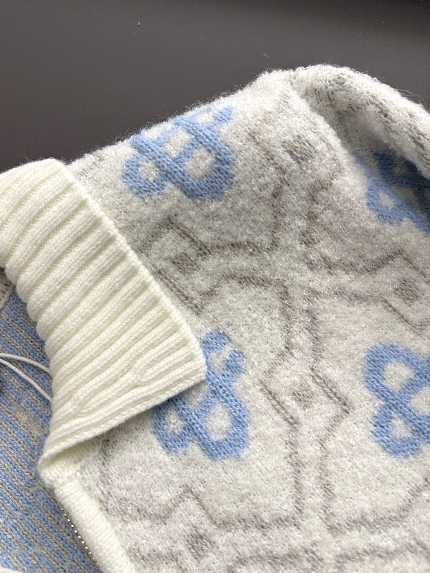 ）CasbaLanc*爆款秋冬新款高克重针织羊毛开衫，配色标识条纹工艺设计！钩织标识条纹修饰，设计经典配