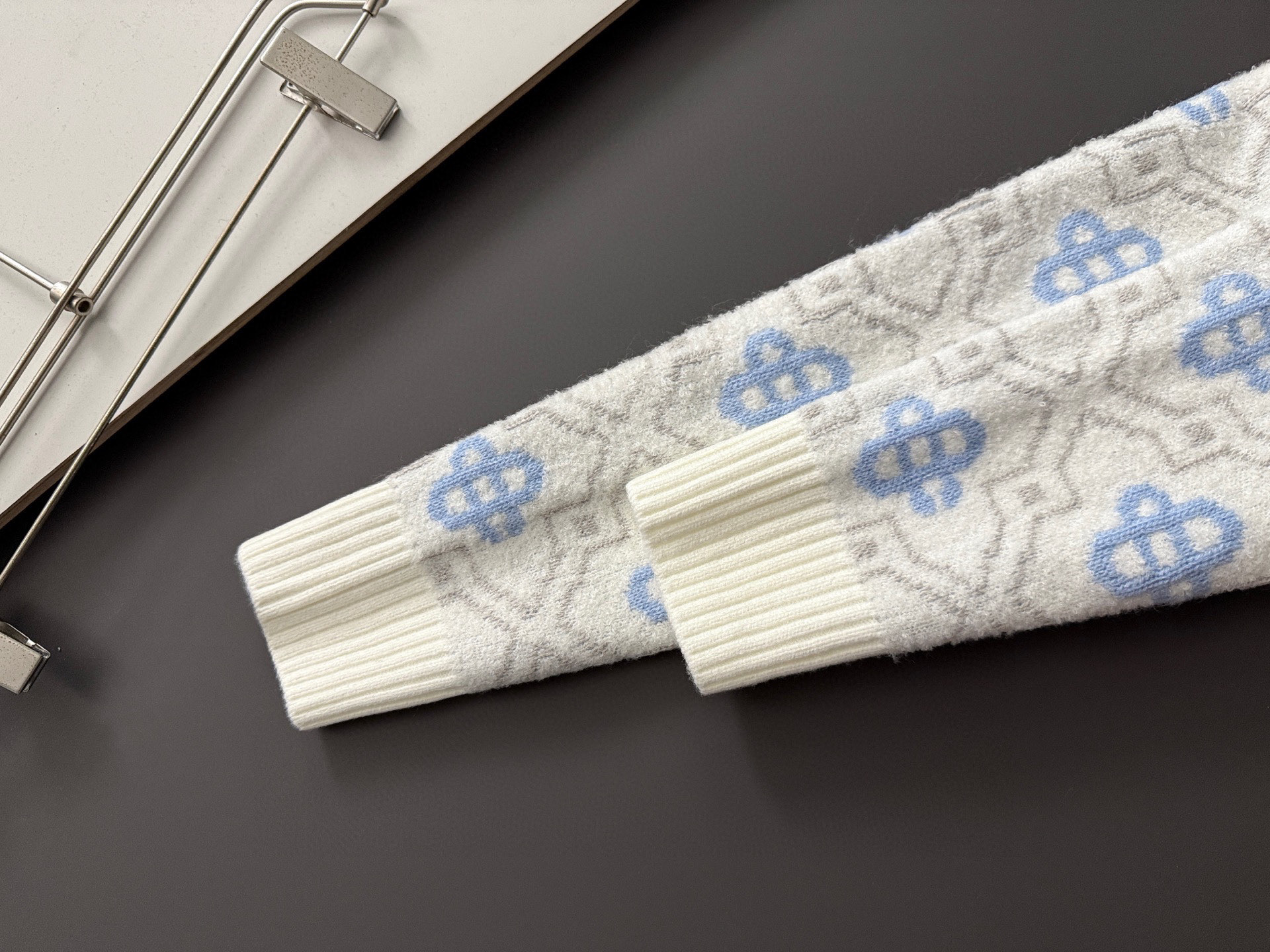 ）CasbaLanc*爆款秋冬新款高克重针织羊毛开衫，配色标识条纹工艺设计！钩织标识条纹修饰，设计经典配