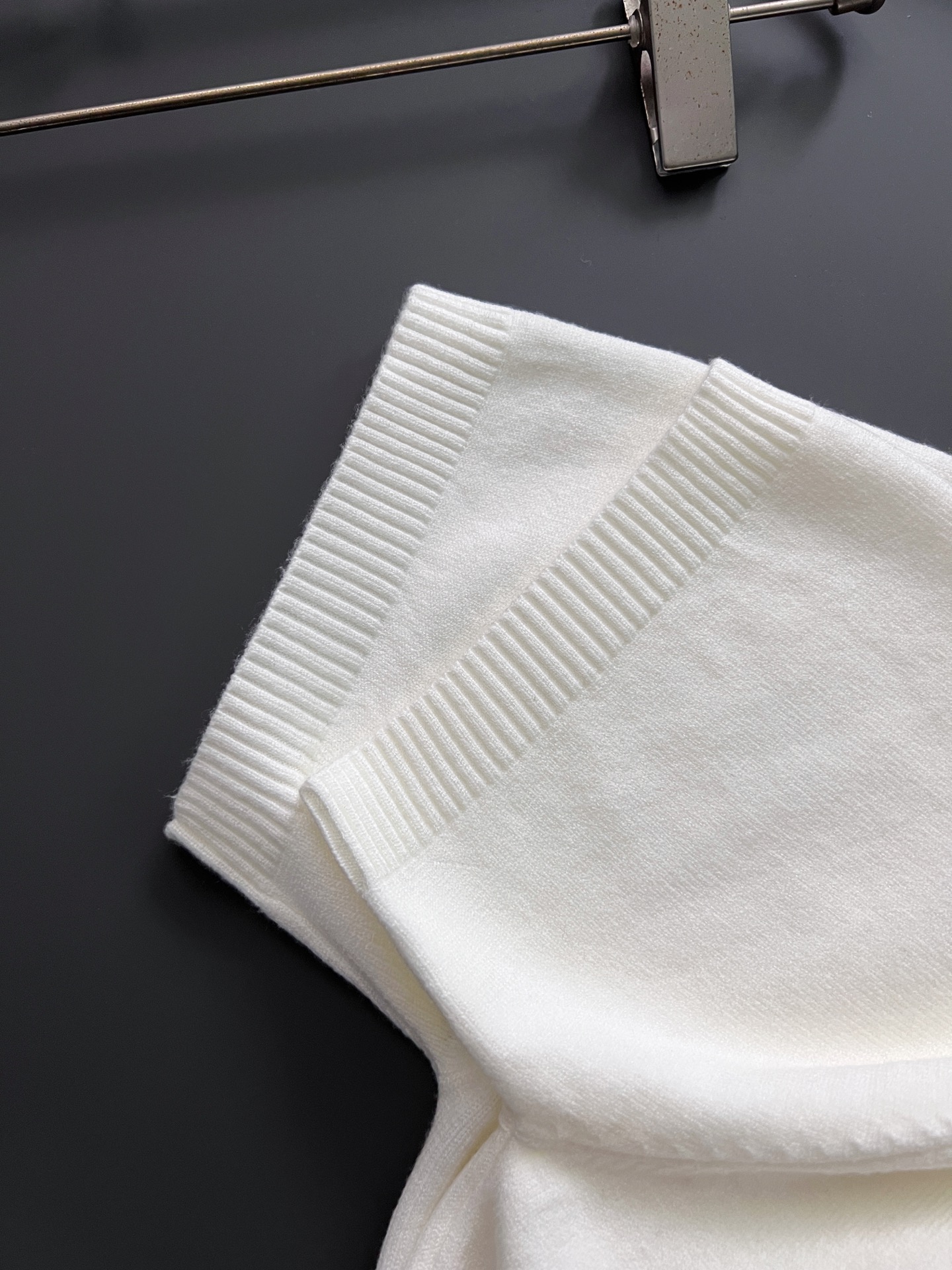 1V 2025秋冬针织短袖 ，都市时尚简单休闲版型，原汁原味的代工厂定制渠道，让你过目不忘的基础款，不挑