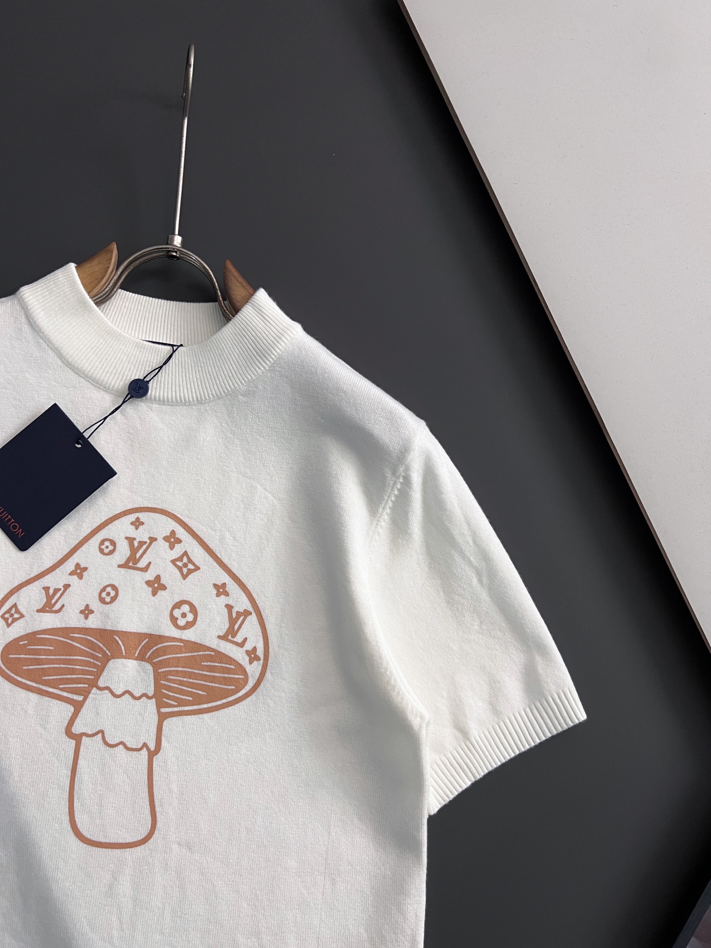 1V 2025秋冬针织短袖 ，都市时尚简单休闲版型，原汁原味的代工厂定制渠道，让你过目不忘的基础款，不挑