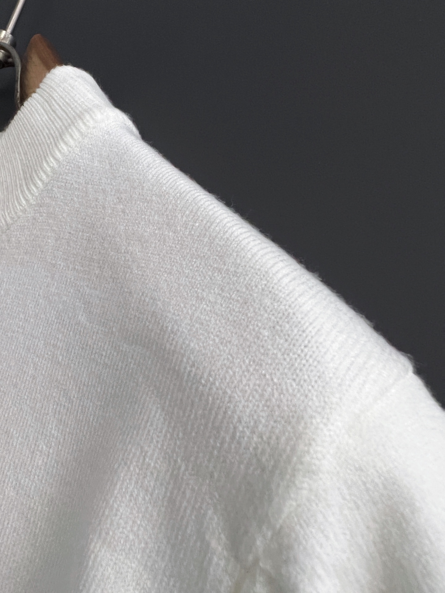 1V 2025秋冬针织短袖 ，都市时尚简单休闲版型，原汁原味的代工厂定制渠道，让你过目不忘的基础款，不挑