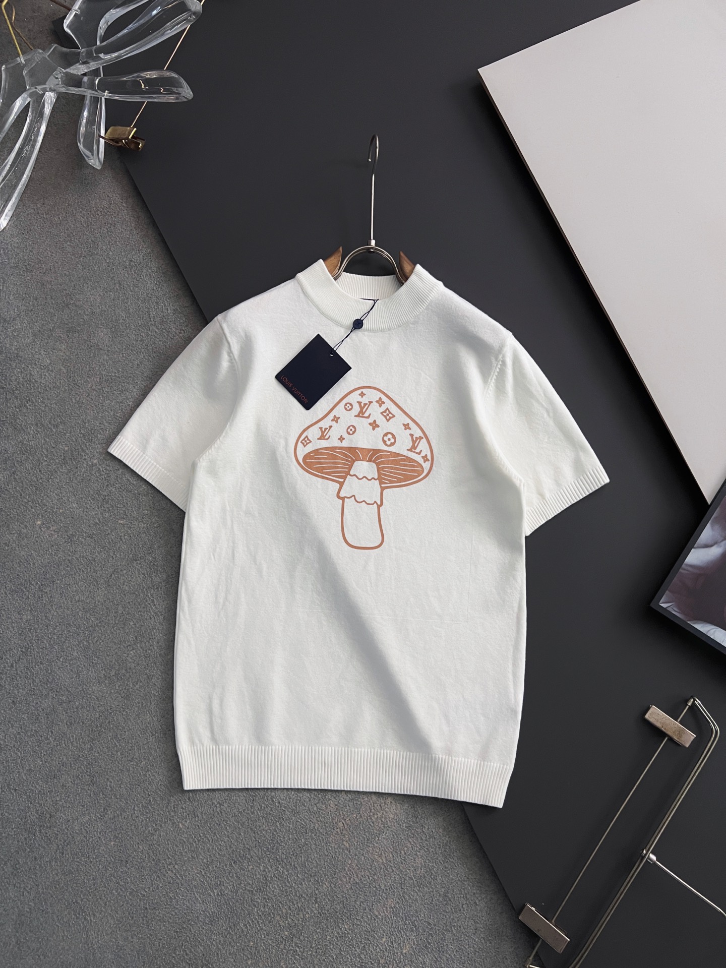 1V 2025秋冬针织短袖 ，都市时尚简单休闲版型，原汁原味的代工厂定制渠道，让你过目不忘的基础款，不挑