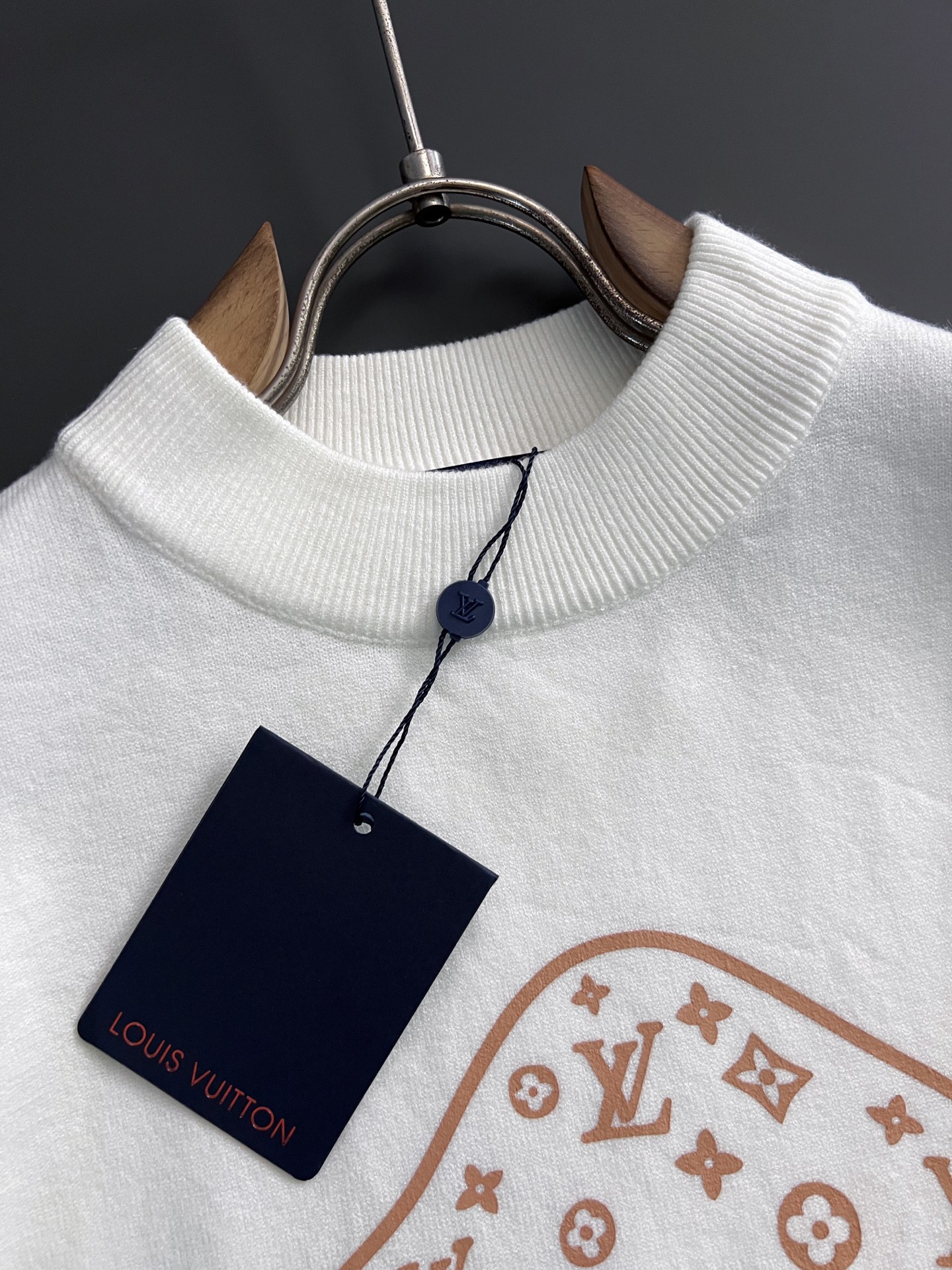 1V 2025秋冬针织短袖 ，都市时尚简单休闲版型，原汁原味的代工厂定制渠道，让你过目不忘的基础款，不挑