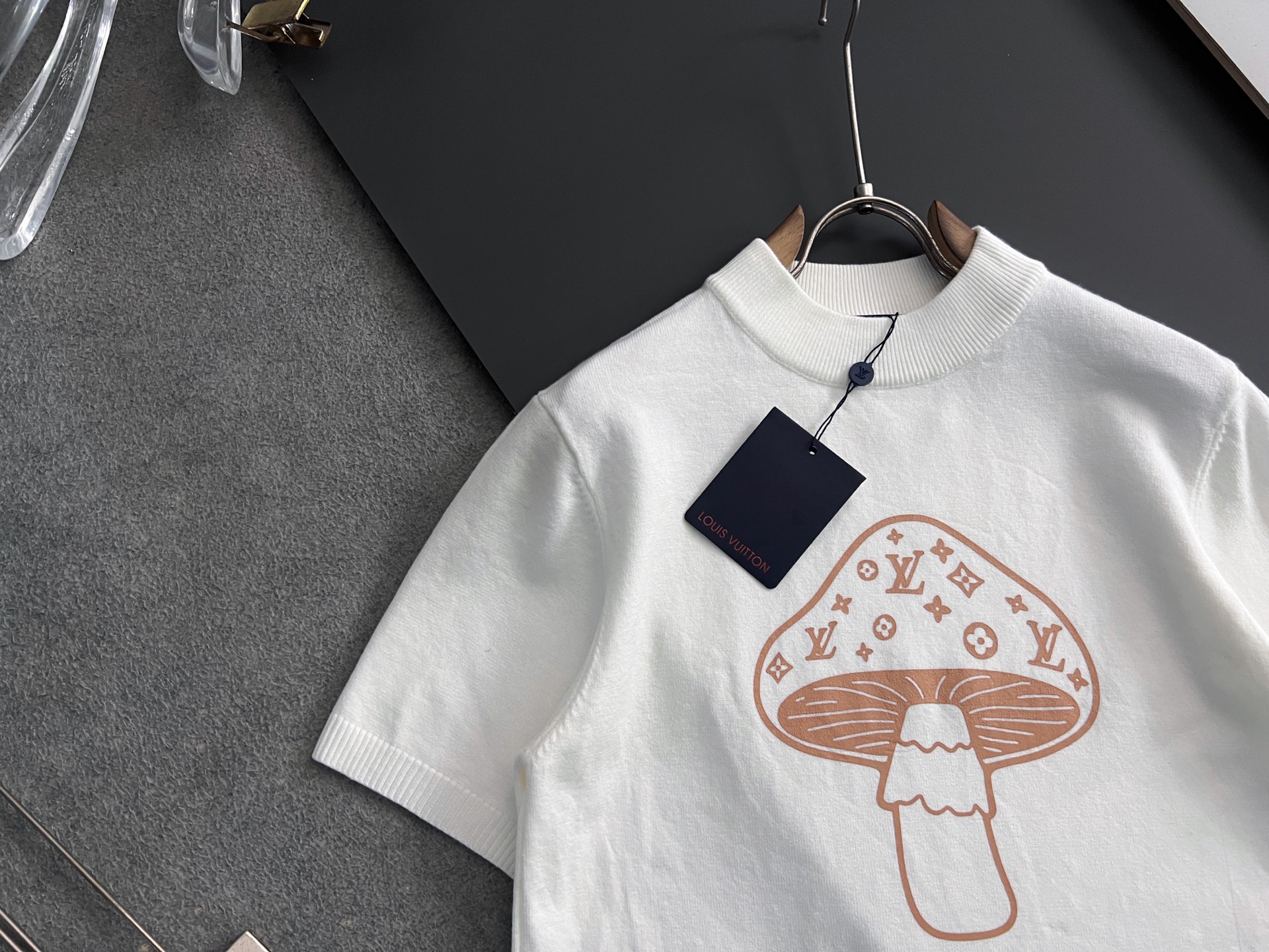 1V 2025秋冬针织短袖 ，都市时尚简单休闲版型，原汁原味的代工厂定制渠道，让你过目不忘的基础款，不挑